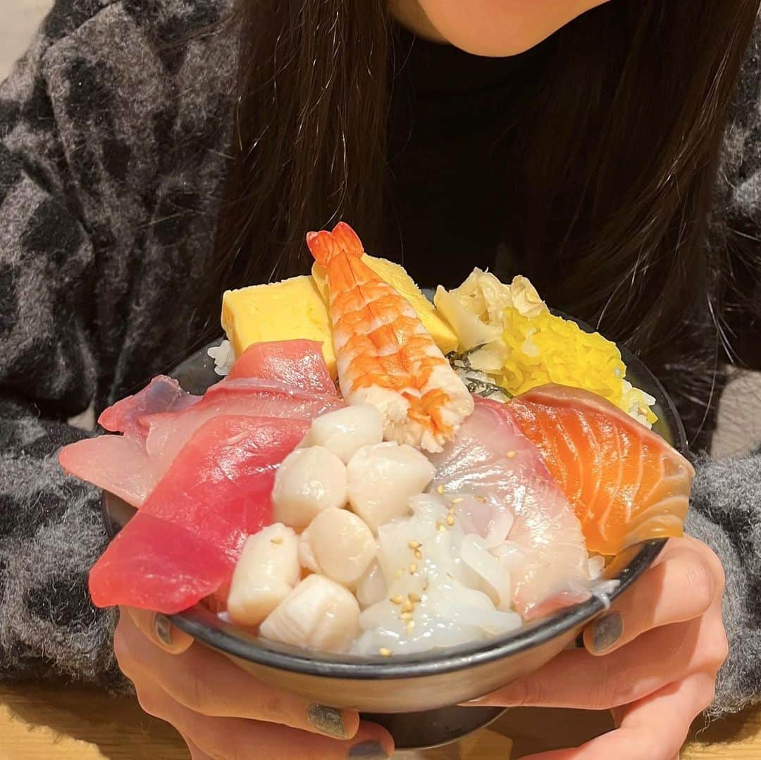 山邊未夢さんのインスタグラム写真 - (山邊未夢Instagram)「最近食べた美味しかったご飯🍴  ⚪︎ 𝒃𝒊𝒓𝒕𝒉𝒅𝒂𝒚 𝒄𝒂𝒌𝒆 今年のお誕生日ケーキも世界一可愛い🧸🩵  ⚪︎ @egdiner  牛100%の肉が好きなので最高に美味しかった！ 店内もアメリカンでキュンが溢れてた、、🍔  ⚪︎ @creperie_le_chocolan  1つ1つ丁寧に作ってくれて皮がパリッパリで 甘さも丁度よくクレープなのに何個も食べれる🥣  ⚪︎ @thefrontroom_marunouchi  飲めるフレンチトースト！これは飲み物！ 生ハムチーズとの甘じょっぱいが最高です🥓  ⚪︎ @6thbyorientalhotel  ずっと食べたかったパンケーキ🥞 ふわっふわで口の中で溶けてなくなります  ⚪︎ @chianti_honten  今まで食べたバスクチーズの中で断トツでした🧀  ⚪︎ #とみうら亭 お魚がどどーんとたっぷり乗ってるのに コスパ良くて美味しくて大盛りでもぺろりです🐟  ⚪︎ @mercer_brunch  お肉はマーサーブランチのお肉です 肉肉しくて最高なディナー🥩  #カフェ #ケーキ #カフェ巡り #カフェ部 #カフェランチ #ハンバーガー #クレープ #千葉グルメ #千葉カフェ #千葉 #6thbyorientalhotel #パンケーキ #フレンチトースト #thefrontroom #丸の内 #丸の内ランチ #バスクチーズケーキ #マーサーブランチ #グルメ #東京グルメ #オーダーケーキ #cafe #グルメ #グルメ女子 #カフェスタグラム」6月27日 21時10分 - miyu_tokyogirlsstyle