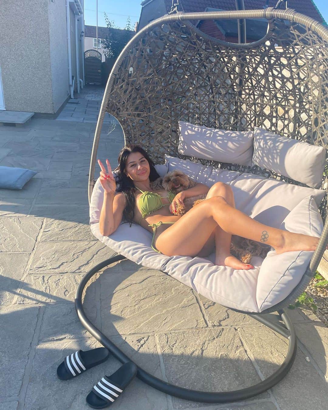 のインスタグラム：「Pawsitive vibes only✌🏼🐾☀️」