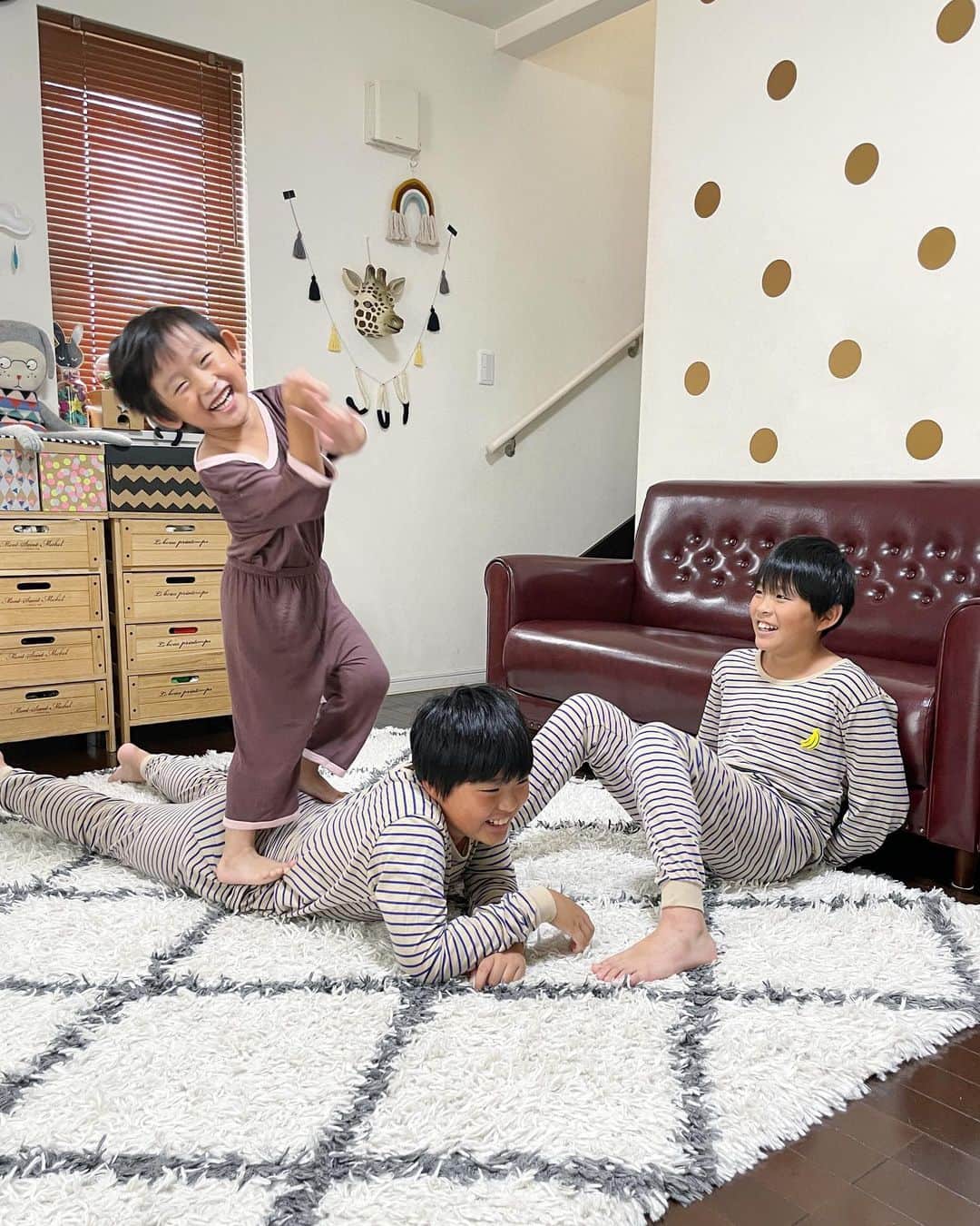 のインスタグラム：「先週まで こんなに元気いっぱいだったのに😇 レン→ルカ→リオと お熱の連鎖が…🤒😱涙  やっぱり🏠がうるさくても 健康が1番だね😢❣️  👦🏻👶🏻👦🏻のパジャマは @unifirend_kids 🍌🌈  綿100%で 肌触り最高💯🫰🏻 特に👶🏻が着てる方は、とろ〜んとした生地で めちゃくちゃ気持ち良くて🫶🏻 みんなでスリスリしてるよ🤭💕  かわいい柄が たくさんあったので  ぜひ ✔︎してみてね🥰  #３兄弟#パジャマ#部屋着#ユニフレンド#unifriend #pr」