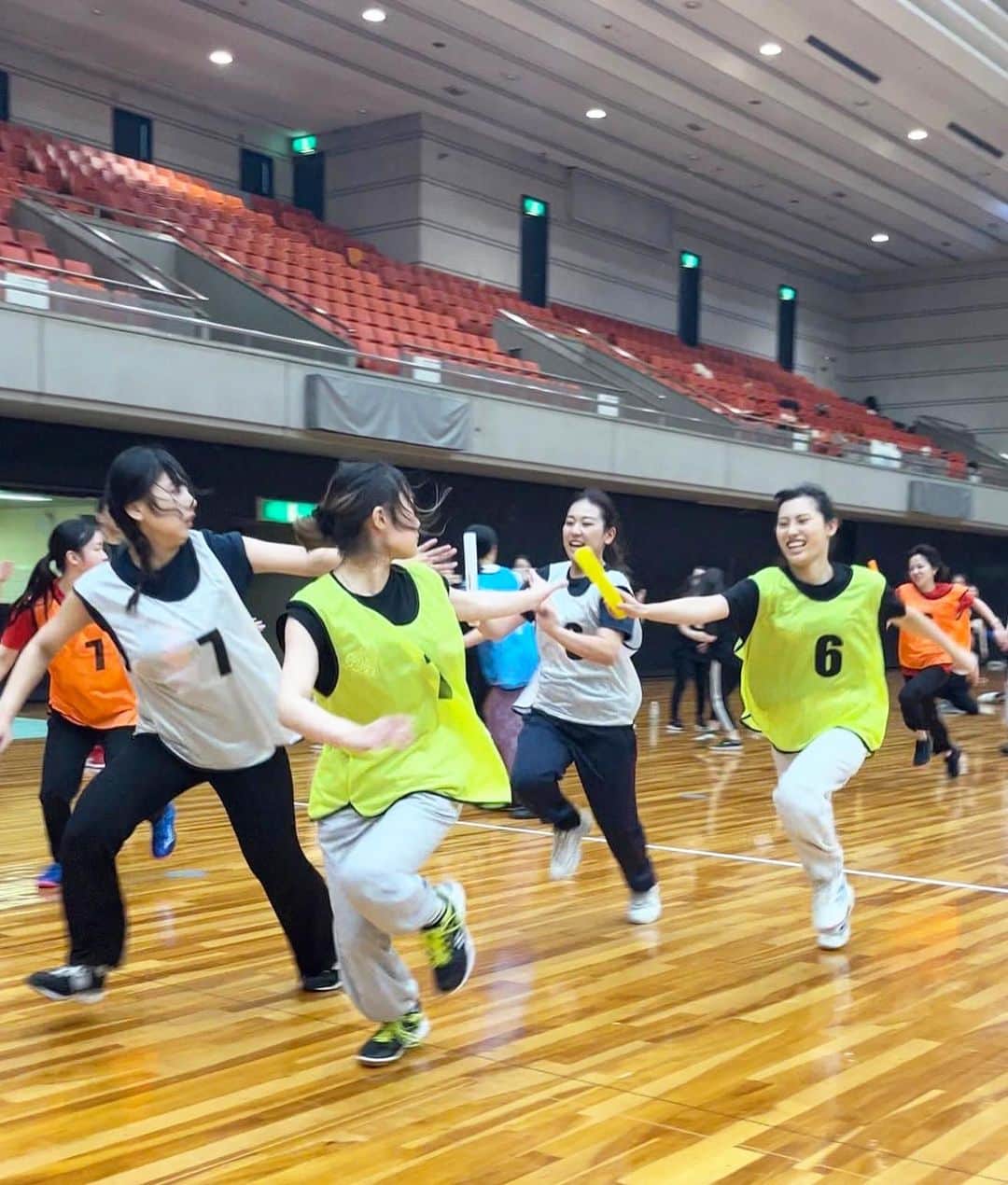 新大阪歯科衛生士専門学校【公式】のインスタグラム：「スポーツ大会🏃‍♀️🌟  最後の種目はクラス対抗リレー🏃‍♀️ 残りの力を振り絞り 全速力で駆け抜けます😳🔥」
