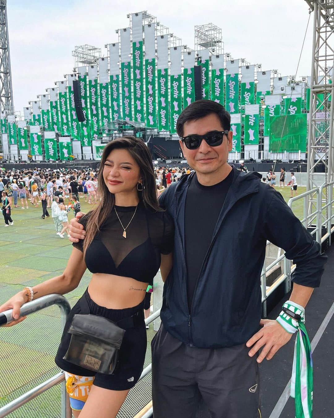 VIENNAのインスタグラム：「お父さんを韓国のパリピフェスに連れてってみたらくそ濡れた。」