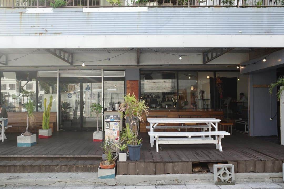 石井輝明さんのインスタグラム写真 - (石井輝明Instagram)「沖縄、北谷。 ホテルとコーヒーのお店。 これまた本当に人が良かった。 沖縄のカフェ、温かい人ばっかり。  今日は幕張ありがとうございました。 マネージャーから楽しそうな仕事のお話もきた。 決まったらいいな。  #aiencoffeeandhostel #cafe #coffee #カフェ #コーヒー #喫茶店 #沖縄カフェ #北谷カフェ #カフェ芸人」6月27日 21時19分 - comandanteishii
