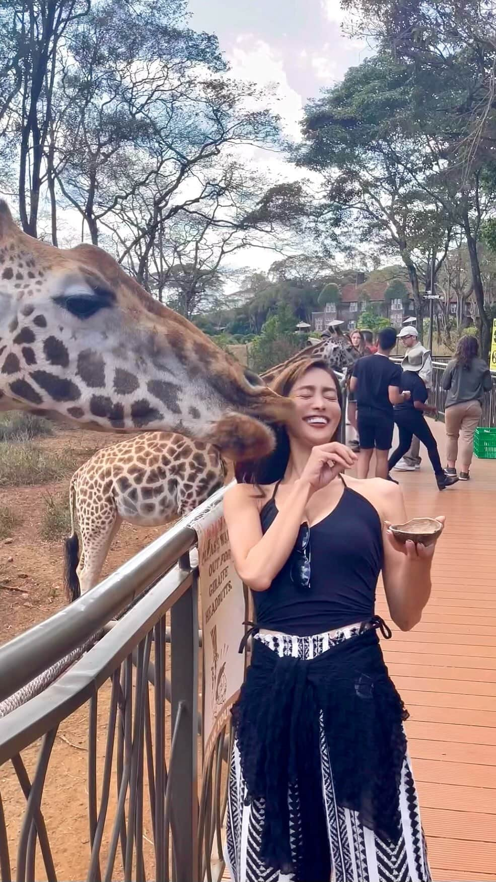 大柳麻友のインスタグラム：「⁡ in 🇰🇪  with 🦒 ⁡ ⁡ ⁡」