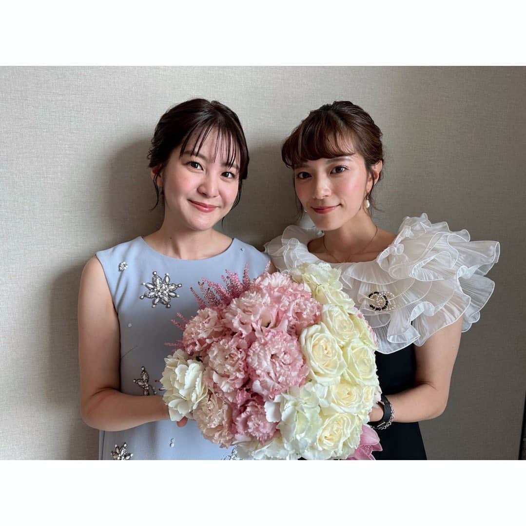 のインスタグラム：「. 同期の結婚式にて💐 2人で司会する場面があったのですが、紬ちゃんにたくさん助けてもらいました🥹❣️ 紬ちゃんは入社当時から変わらない頼りになるあたたかい同期です☺️ 素敵な結婚式でたくさんの幸せをチャージしました✨ #同期 #おめでとう」
