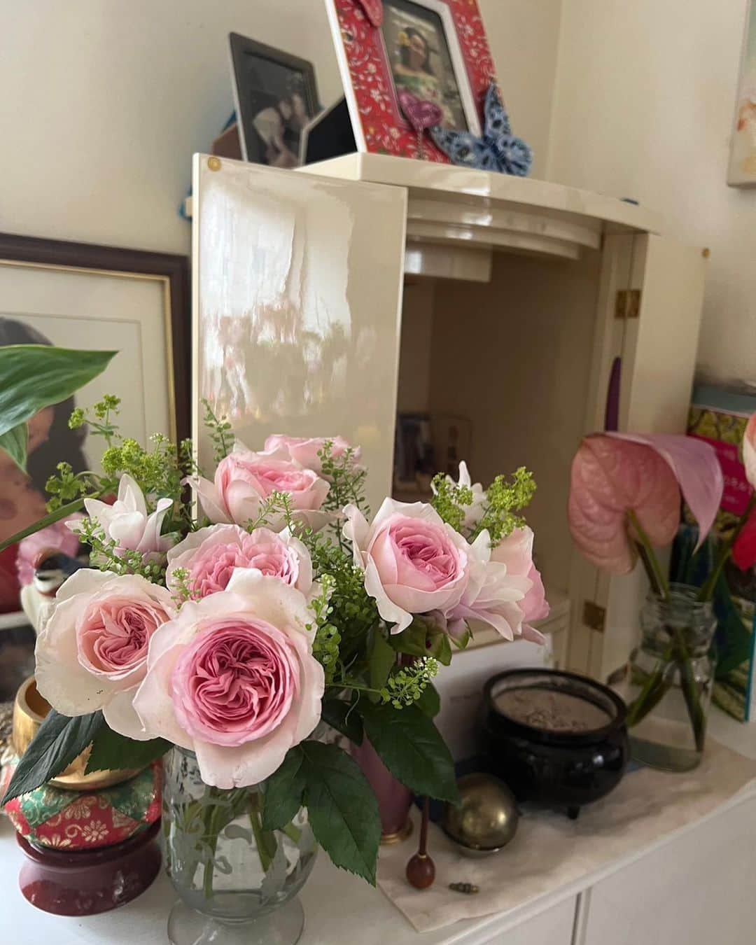 キャシー中島さんのインスタグラム写真 - (キャシー中島Instagram)「*  今日の午前中は ちょっとしたお料理の取材でした。 3月までハッピーレシピのMCをしていたからかしら、この頃はお料理の取材がよくあります。 エプロンをいっぱい持っててよかったわ❤️  昨日Tさんからもらったお花を七奈美の仏壇に飾りました。 ありがとうございます😊  もうすぐ命日、 あの日から14年です。 1日だって忘れたことはありません！ いつも一緒にいるものね❤️  お昼前から2クラスのレッスンをしました。 可愛いキルト💕  色が変わるとイメージがちがうわね！素敵だわ❣️  ピンクのキルトは午後のクラスのフレンドシップキルトです。 とっても綺麗なキルトになりますね❣️ 楽しみです♪  その頃勝野パパは旅番組のロケ中、 なんの写真を撮っているのかしら？  いいお天気で良かったわね❤️  今日も元気でハッピーです❣️」6月27日 21時26分 - official_kathynakajima