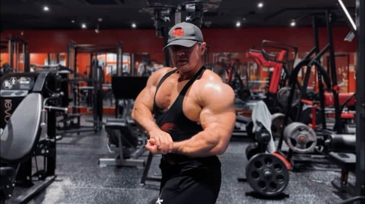 鈴木克彰のインスタグラム：「2023/6/25 Ultimate bulk up season🔥Bulk Up 60%💪😊🔥   来月いっぱいが大勝負🔥  ここで何処まで引き上げられるか  絶対にやれる〜やる🔥  イメージは見えてる  更に〜その先まで引き上げたい  今期~ただサイズを増やすのでは無く  よく審査傾向を分析して   IFBBエリートプロで評価を得られるよう  個性を活かした~シンメトリー~立体感   完成度を高めるように創り込んで来た。  イメージ通り進めて来れてますが~  もっと引き上げないとです。  やるよー💪😊🔥  ✨2023/10/15 THE ROAD TO IFBB ELITE PRO WORLD CHAMPIONSHIPS🔥ARNOLD CLASSIC EUROPA 🇪🇸  ✨2023/11/17〜19 THE ROAD TO IFBB ELITE PRO WORLD CHAMPIONSHIPS🇵🇹 Portugal✨  #百戦錬磨 #歴30年は伊達じゃ無い  #世界制覇 #大胸筋 #ポージング  #大胸筋トレ   #ifbbnationalchamp  #ifbb #ifbbelitepro #ifbbエリートプロ   #ボディビル #bodybuilding #workout #muscle #training #phsique #エンサヨジャパン #エンサヨ #ファインラボ #ファインラボフィット #サプリメント #ワークアウト #ダイエット #diet #筋トレ  #ボディビルダー  #ifbbfamily #arnoldclassiceurope」