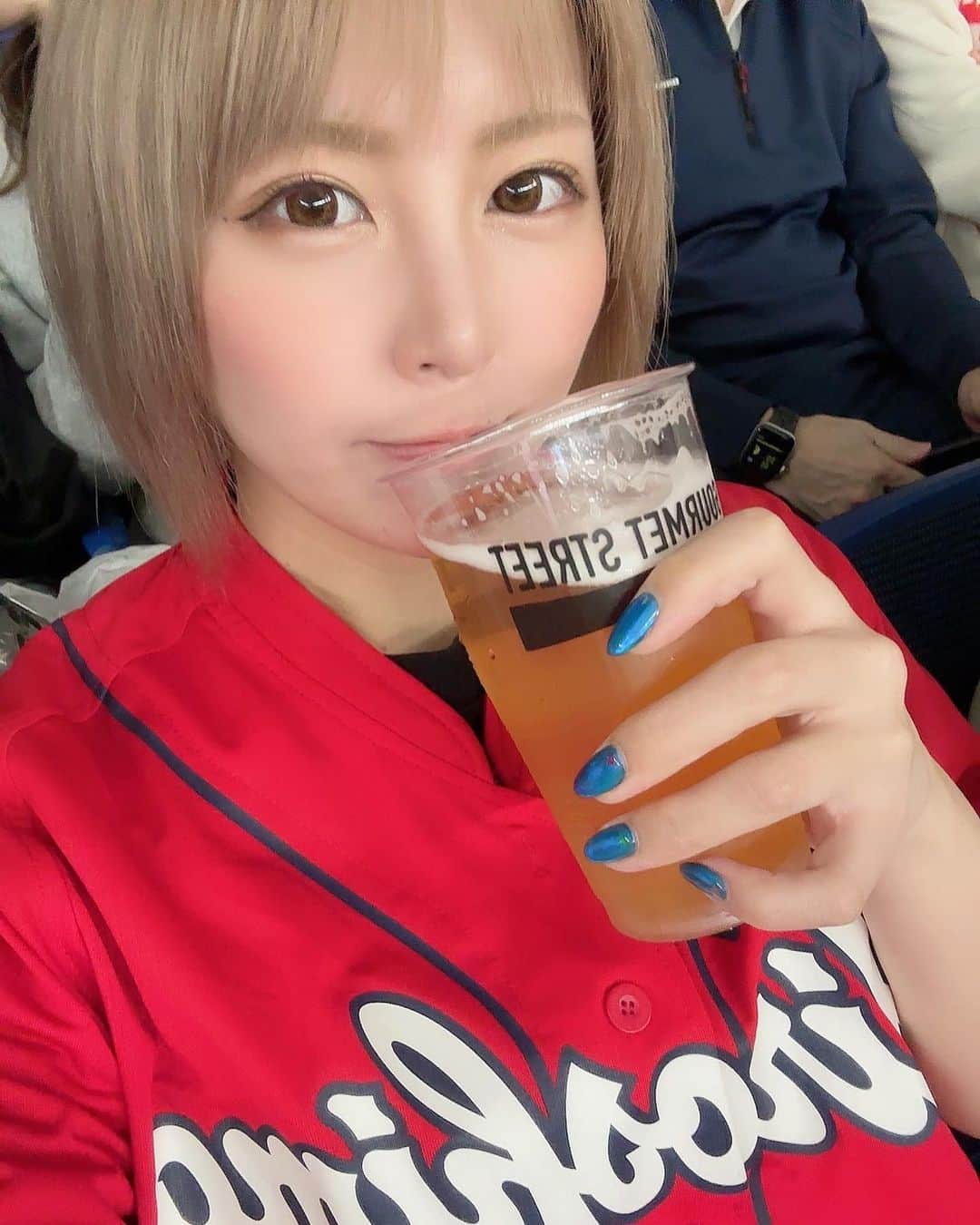 篠崎ゆうきのインスタグラム：「★  神宮球場でビールの 売り子してるけど 推しはいるけど 応援してるチームは その時の気分メンツなのだ♡ ユニは少し🤏推しです🤫笑  次は6/30日の生半額デー🍻 その日は黒ラベル背負います！ 内野の1塁3塁いまーす⚾️  #野球 #広島カープ #カープ女子 #ビール #売り子 #篠崎ゆうき」