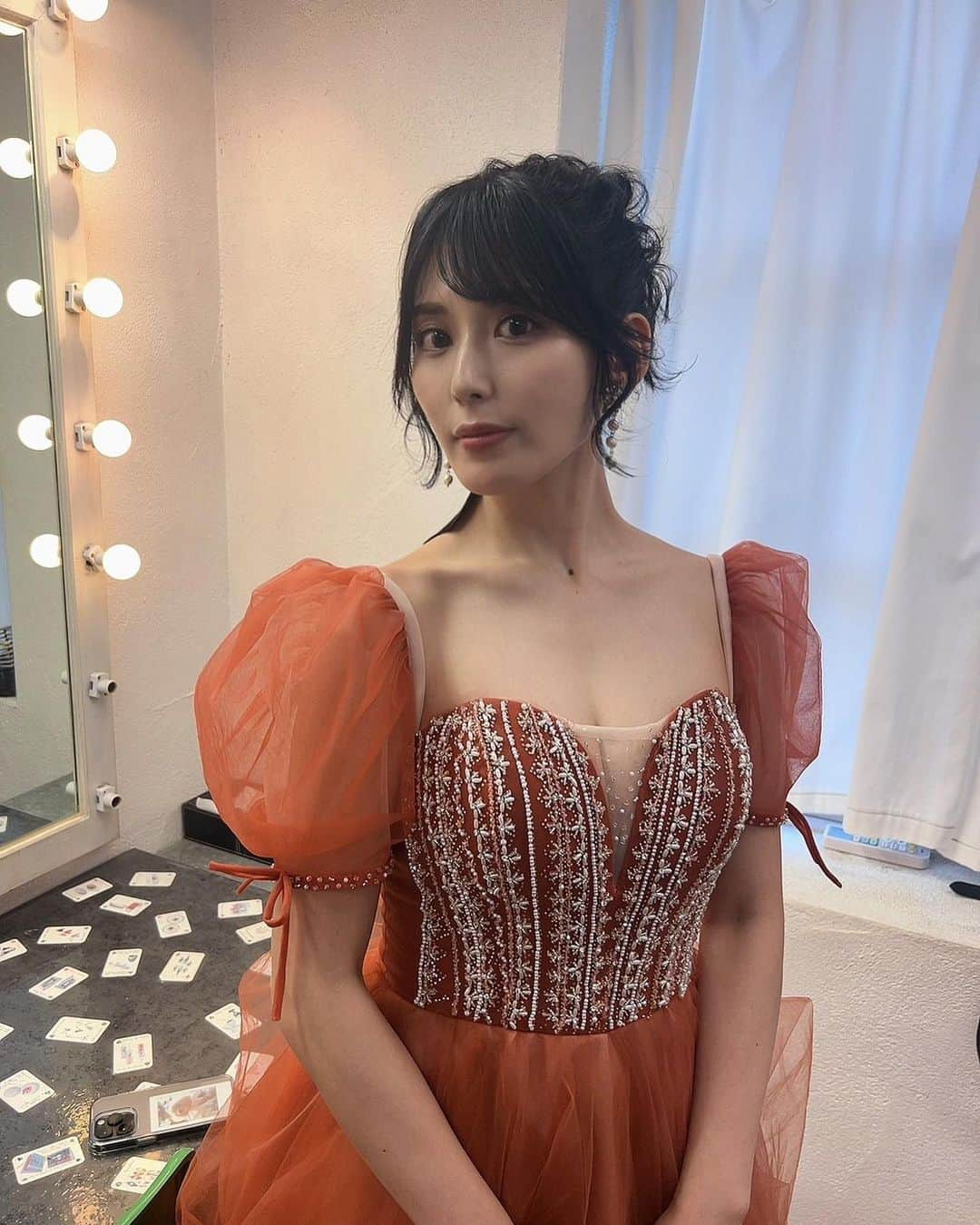 金子智美のインスタグラム：「ラストイベント2days👗💐✨ 引退式のお写真です！！！  お花と一緒に撮った写真は泣いたあとでボロボロです🥹  素敵なドレスを母に私好みに直してもらい、親友にお支度してもらいました🧡 ゆるゆるな引退式だったけど、最後はやっぱり想いが溢れてしまい泣いちゃいました😭 ラストイベント2日間来られなかった方からもコメントやDMなどでしっかり想いは届いています。全て目を通しています。本当にありがとうね😌🙏🏻 約8年半、たくさんの愛をもらったおかげで金子は頑張れました✨  引退まであと3日。最後までよろしくお願いします🙏🏻  ⁡ ⁡金子智美 ✰✰✰✰✰✰✰✰✰✰✰✰✰✰✰✰✰✰✰✰✰✰ ⁡ 📚近日配信スタート 双葉社より『週刊大衆』撮り下ろし3号分の 未公開カットを詰め込んだデジタル写真集✨ ⁡ ⁡ 📀20th DVD 『絶頂〜快楽に溺れた女〜』 https://idol-gakuen.jp/item/93271/ 配信もあるよ！😙 ⁡ 📀19th DVD 『純愛』発売中💓 https://www.dmm.co.jp/mono/dvd/-/detail/=/cid=oae224/ ⁡ ⁡ 🗓金子智美 2023年 壁掛けカレンダー (トライエックス) ⏩https://amzn.to/3q58w3n ⁡ ⁡ 📚写真集『美しい人』 (講談社【FRIDAY】)より✨🎊 重版しました！ありがとうございます🙇🏻‍♀️🙇🏻‍♀️ ⁡ 【Amazon】amzn.to/3jsx6Yf 【楽天】bit.ly/3CpWeY0 【セブン】bit.ly/3rZqynu 【HMV】bit.ly/2TYRfMN ⁡ 『美しい人』デジタル写真集が配信開始され ました！！💓 ⬇️ http://www.amazon.co.jp/dp/B0B213BWPP ⁡ ⁡ #金子智美 #撮影会 #インスタグラビア  #selfie #me #i #自拍 #selfies #tbt #follow #swag #扎心了#followme #like #tokyo #japan #selfie #f4f #ootd #photo  #l4l #instagood #맞팔 #tagsforlikes #몸스타그램 #东京 　#18禁グラドル  #グラビア　#sexylook #ドレス #引退式」