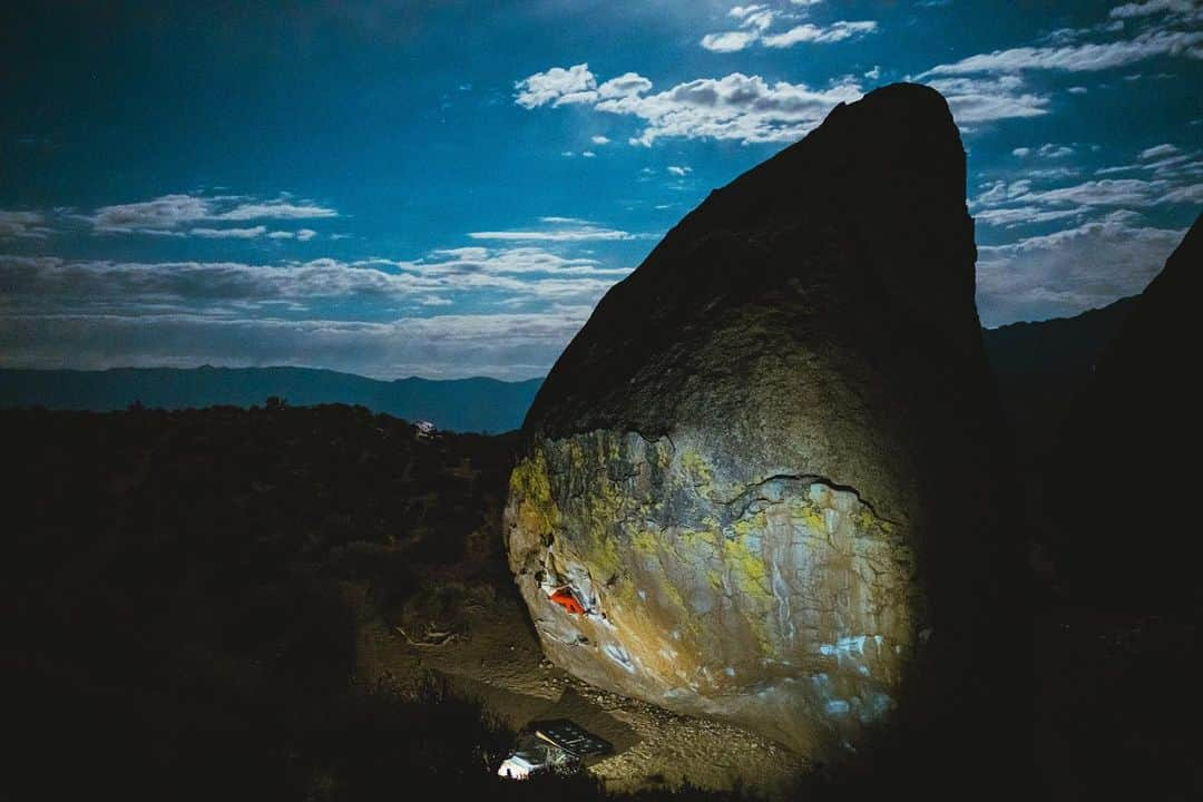 尾上彩さんのインスタグラム写真 - (尾上彩Instagram)「CLIMBING × MOON🧗🏻‍♀️🌙 ・ @patagoniajp @patagonia_climb #climbing #climblikeagirl #bouldering #クライミング #ボルダリング #bishop #bishopbouldering #nightclimbing #california」6月27日 21時29分 - aya_onoe