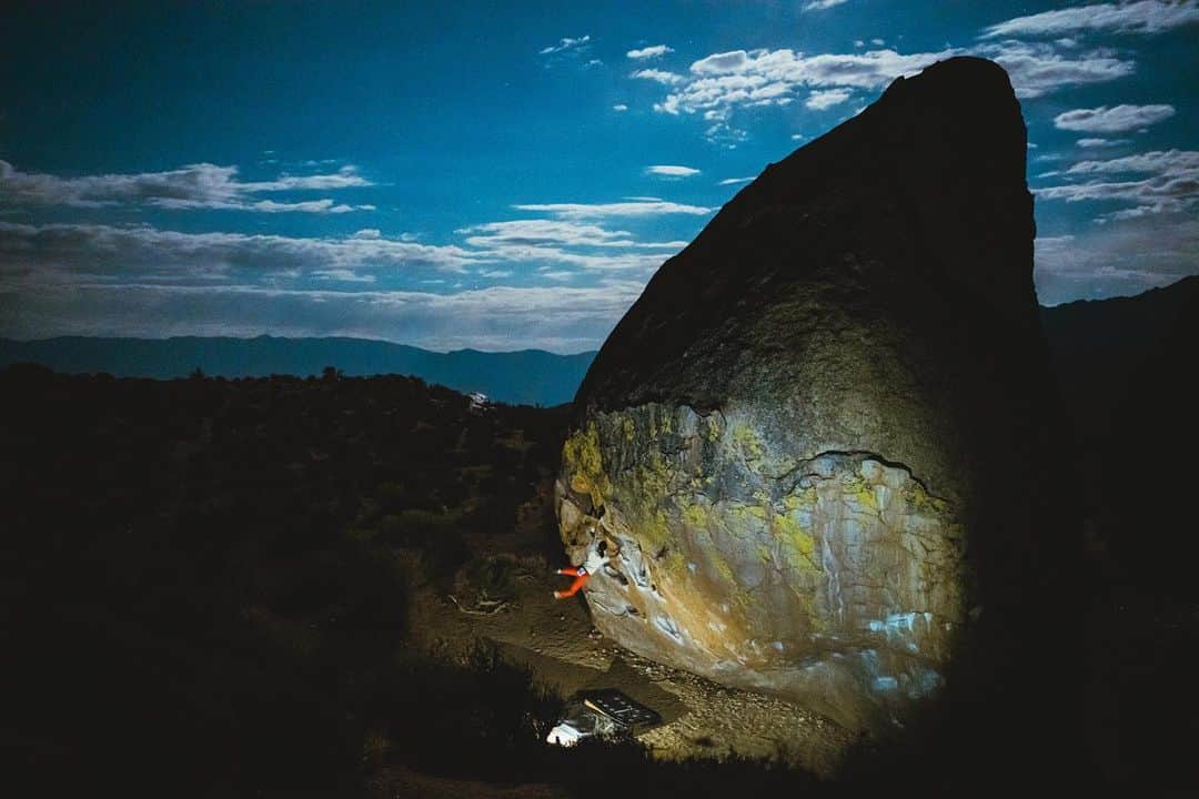 尾上彩のインスタグラム：「CLIMBING × MOON🧗🏻‍♀️🌙 ・ @patagoniajp @patagonia_climb #climbing #climblikeagirl #bouldering #クライミング #ボルダリング #bishop #bishopbouldering #nightclimbing #california」