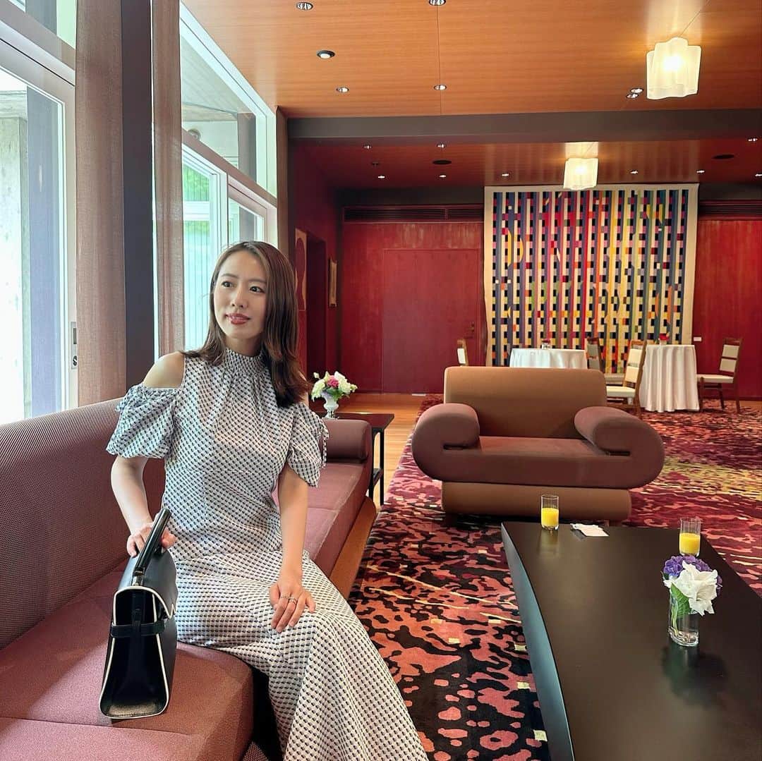 守永真彩のインスタグラム：「. . なんと...！！ 今日はフランス大使公邸におじゃましました🇫🇷  #frenchbeauty  experience japan ✨✨ @businessfrance_japan   日本にまだ上陸してないフレンチコスメなどを紹介する展示会。  その展示会の場所が、なんとフランス大使公邸だったんです🌿 貴重な経験をさせていただきました🥺  (紹介者のみ、そしてゲートでのIDチェックも必要なので、少しドキドキ🫢🤍笑)  フランスではエシカルでオーガニック・ナチュラル志向の製品が数多く誕生しています🌿 ナチュラルなのはそのままに、フランスらしい華やかで上品な香りのものが多く。女性にとっても使って気持ちを高められるようなコスメや美容グッズがずらりと並んでおりました。 そしてパッケージも全部可愛いの🥹❤️  日本上陸したらすぐに買いたくなるものばかりでした...🥺  気になった方は　@businessfrance_japan さんのInstagramもチェックしてみてくださいね🤭🌿  ... それにしてもフランス大使公邸。細部まで拘って作られた、建物自体が美術品のような場所でした。クラシカルで日本の美も感じる空間。中庭も映画のワンシーンに出てくるかのような場所で... 広尾のど真ん中にいることを忘れてしまいそうでした。笑  ドレス👗　@and.couture  バッグ👜　@delvaux」