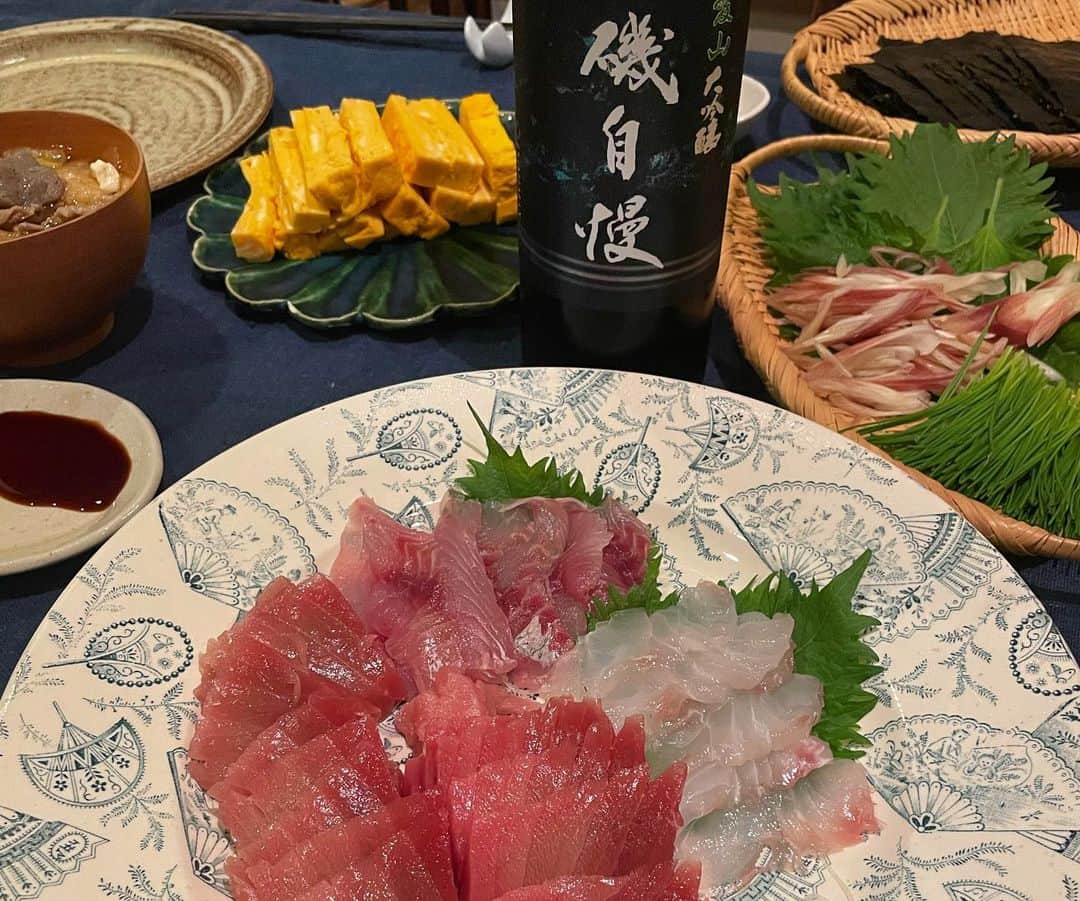 黄川田としえさんのインスタグラム写真 - (黄川田としえInstagram)「出張から戻り、いただいたお土産で手巻き寿司の日〜🎵  焼津から #サスエ前田魚店 のなんとも美味しそうなまぐろを送っていただいて、素晴らしいお酒も♡  美味しすぎました！！！ @yaizu_zempachi さま、ごちそうさまでした！  #tottogohan  #手巻き寿司 #磯自慢愛山大吟醸 #japan#sushi」6月27日 21時32分 - tottokikawada