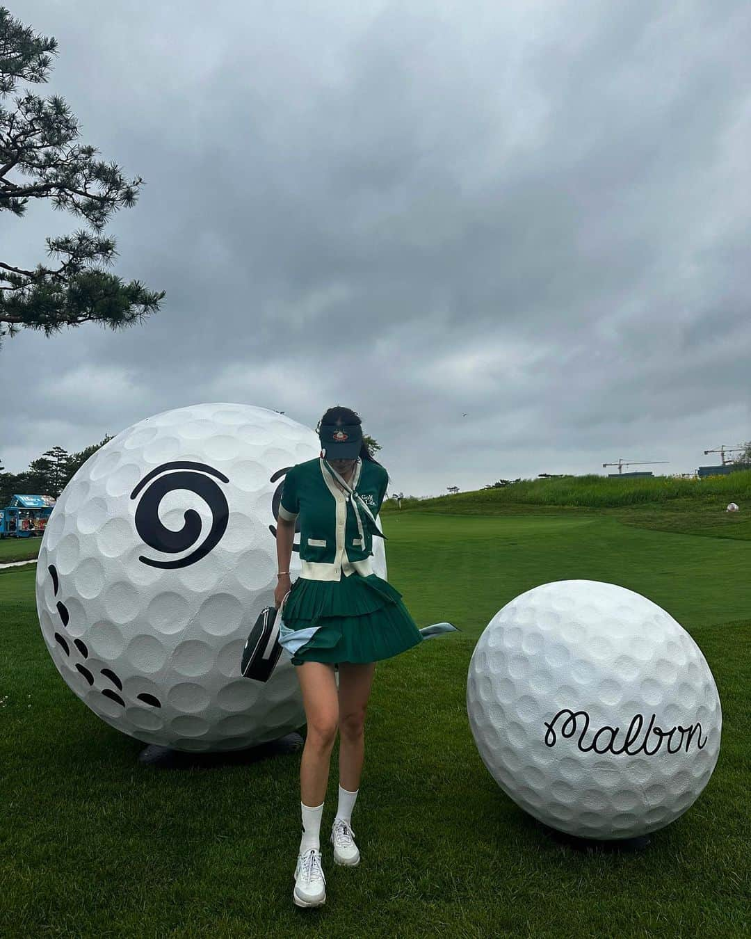 クォン・スジョンのインスタグラム：「@malbongolf.kr  💚💚💚💚💚💚  첫 행사였지만 현장 분위기도 그렇고 정말 작은 부분까지 신경쓰셨다는게 느껴졌을 만큼 스케일이 어마 어마 했었던 #잭니클라우스 에서 열린 #말본 행사 🥳 그리고 많은 셀럽분들과 @stephenmalbon 말본 가족분들 다양한 이벤트에 경품들까지.. 이번 행사에 함께할 수 있다는 것 만으로도 행복했는데 생각지도 못하게 챔피언 상 까지 받게되어 정말 꿈 같았던 하루였습니당...🥹  초대해주셔서 감사합니다! #말본인비테이셔널2023 #malbongolf  💚💚💚💚💚💚」