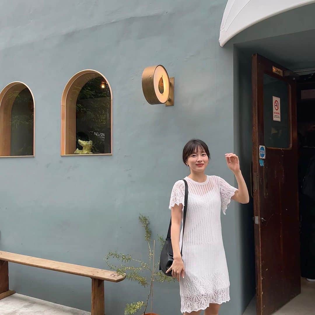 吉竹美聡のインスタグラム：「くすみブルーかわいい。。。🩵💙💎 バターシュガークレープをシェア🧈 学生の頃クレープたくさん食べてたから 懐かしくて美味しかった🫠 楽しい充実の時間をありがとう🧋✨」