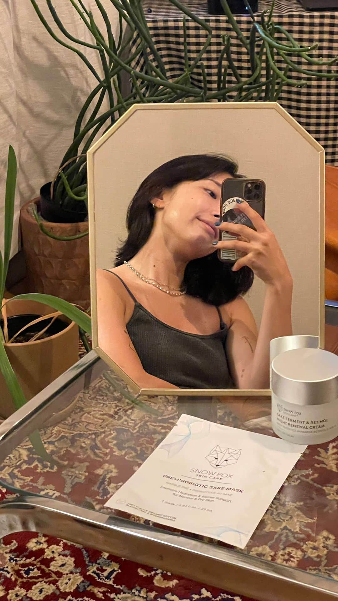 yuikoのインスタグラム：「夜は時間をかけてしっかりスキンケアを🌙 @snowfoxskincarejapan のパック、前から大ファンなんだけど、今回は初めてSAKEマスクに挑戦 美肌菌の成長を促す成分が5種類もはいっていて、肌の常在菌を増やして活性化することで肌のバリア機能を高めてくれるよ💧 たっぷり入ってる美容液は首から鎖骨までしっかり塗るよ  最後はSAKEナイトクリームで保湿 全ての肌タイプに使えて、私は赤みや紫外線からのダメージが気になる人にもいいんだって、まさに私🥹  夜のスキンケアしてる時間って幸せ〜  #snowfoxskincarejapan  #PR」