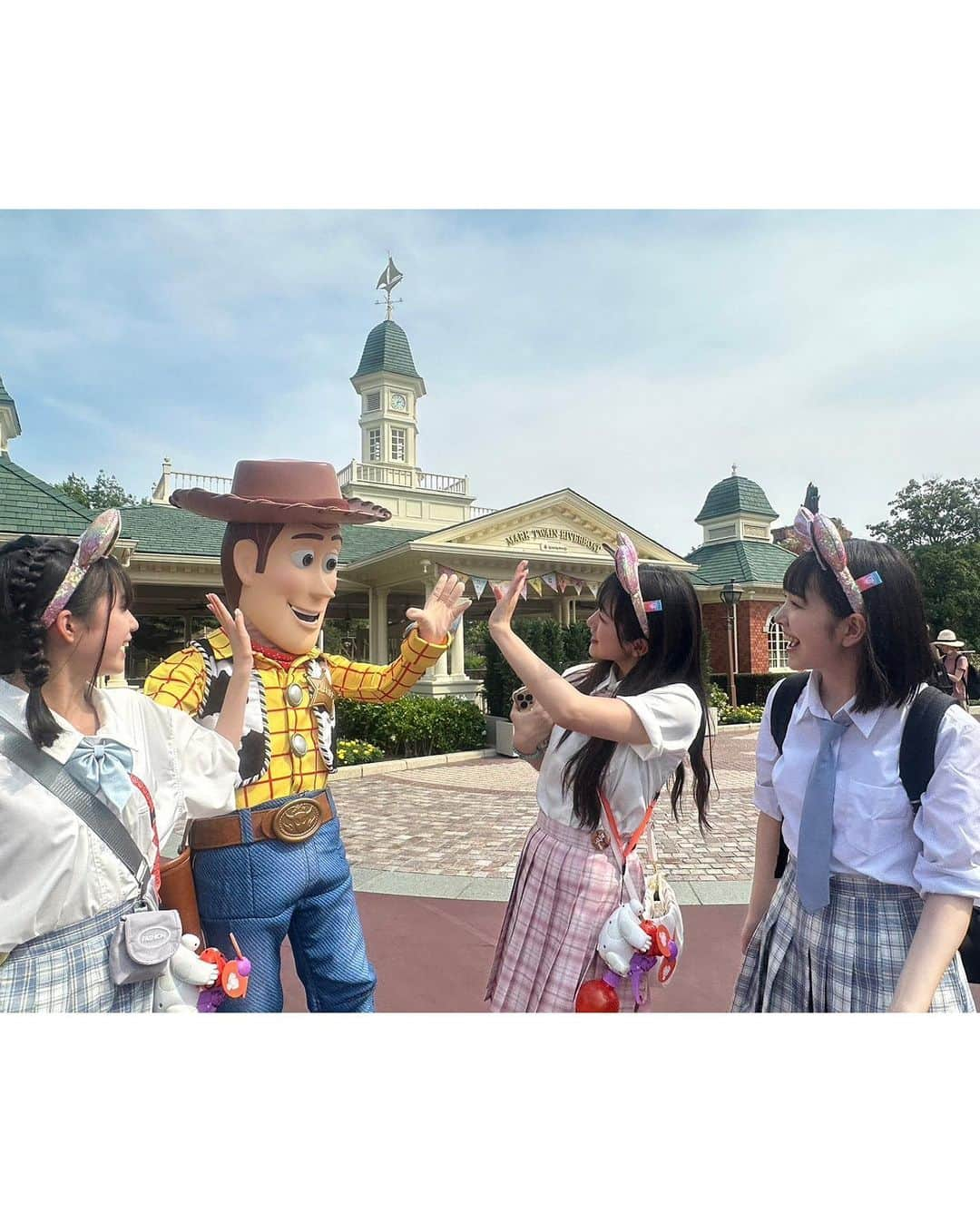 桜木心菜さんのインスタグラム写真 - (桜木心菜Instagram)「❤️💚🤍🧡🤎 . . . #制服ディズニー #disneyland #disney #念願の🐭❤︎ #ジェットコースター #克服しました#もう怖いものはない #エビ中 #低学年メンバー の名前みんなで考えたの! #オーシュ です🦐笑 #ljk #좋아요 #팔로우」6月27日 21時35分 - sakuragi_cocona_official