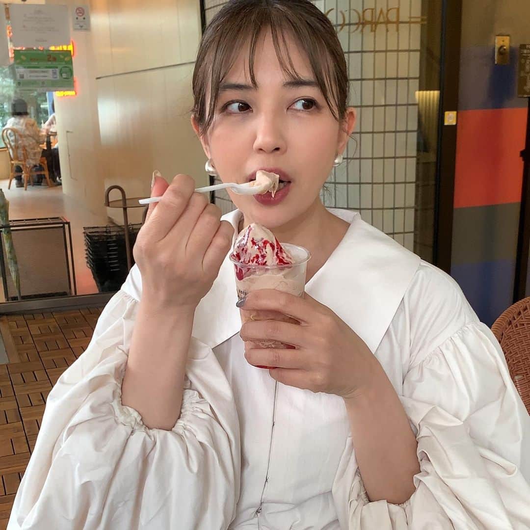 のインスタグラム：「今日は久しぶりの休日✨ お友達のニコちゃんと吉祥寺をショッピングしました 家を出る時は体調悪くて、今日1日大丈夫かなぁ？ と心配してても、会って特に何の意味も無い他愛ない話をして散歩していると何故か元気になってくる！ そんなパワーをくれるお友達、大切ですよね✨ いつもは写真NGだけど、今回は特別投稿OK貰いましたよ☺️  ショッピング…というより 食べて〜歩いて〜また食べて〜歩いて〜更に食べて〜  つい美味しいスイーツや料理に吸い寄せられてしまう食べ歩きの会でしたけども！🤔✨  #有難うお友達✨」