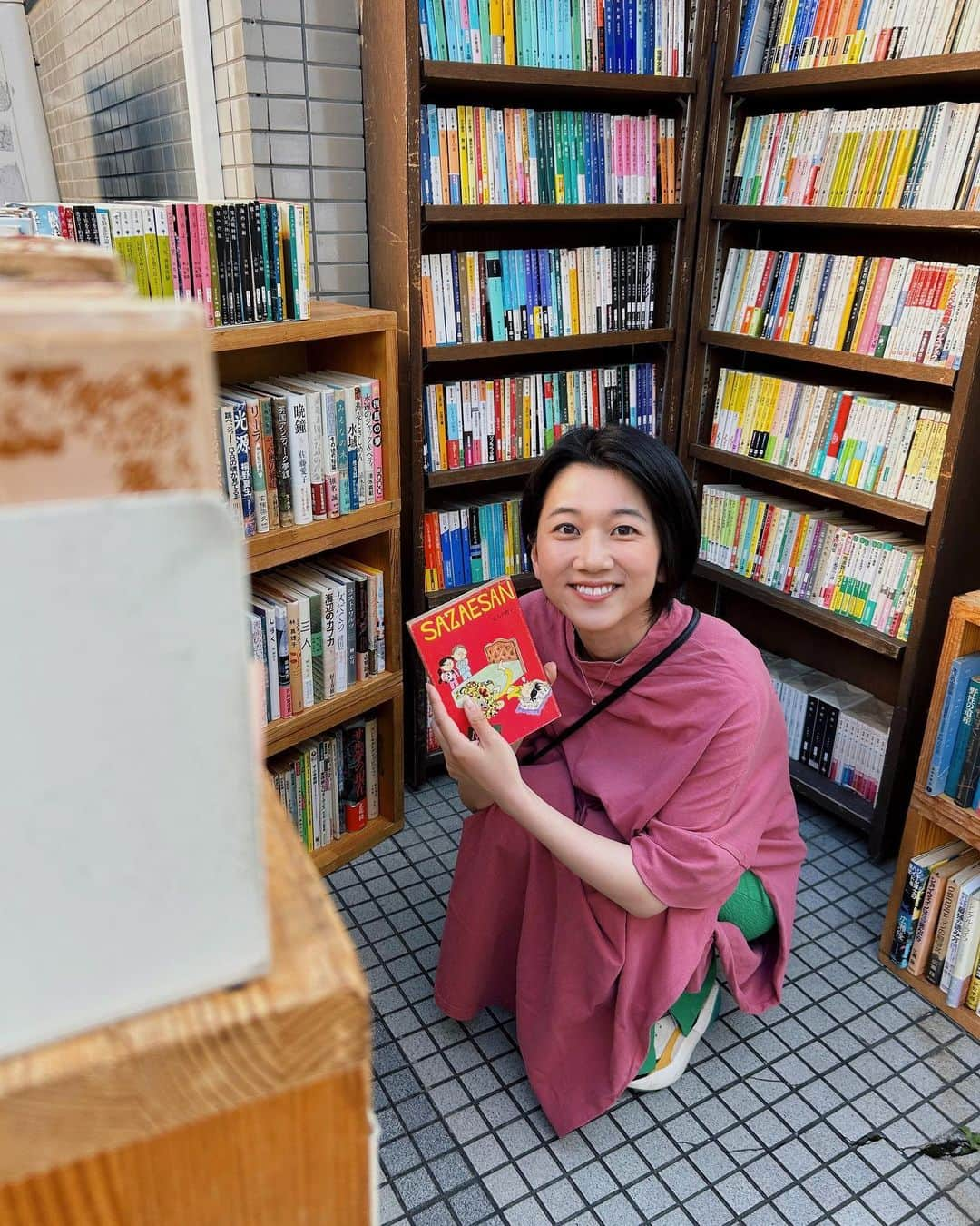 太田唯のインスタグラム：「最近は懐かしの「モモ」読んでます📚✍️ ジブリの新しい書籍もあるし大好きな湊かなえさんのも... 読みたいのがたまっている 🫤 .  #古本屋 #夏コーデ #dayoff」