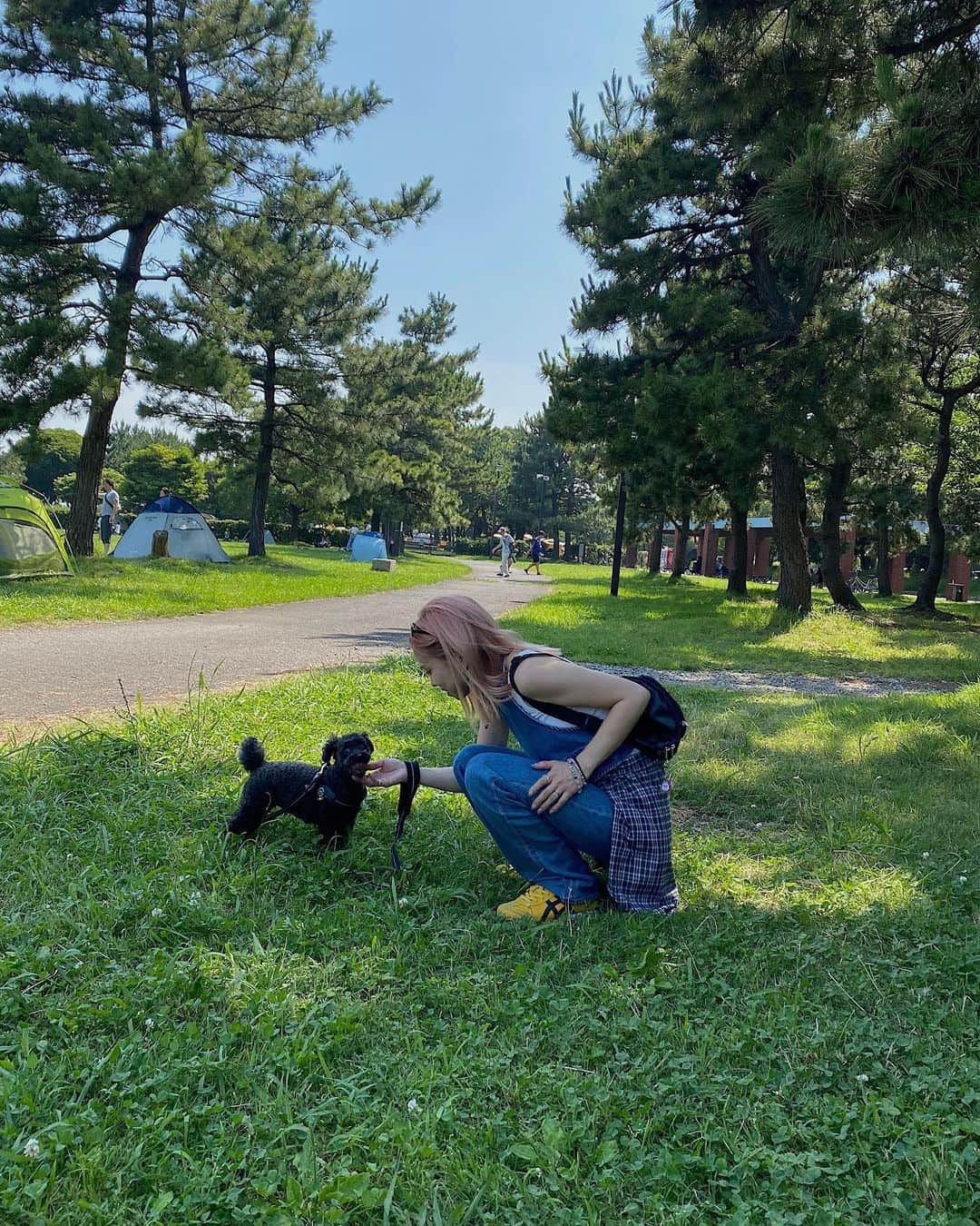 室原彩夏のインスタグラム：「ㅤㅤㅤㅤㅤㅤㅤㅤㅤㅤㅤㅤㅤ 毎日こうやって沢山遊べたらいいのにねーってはなし🌼 ㅤㅤㅤㅤㅤㅤㅤㅤㅤㅤㅤㅤㅤ デニムのホルターキャミ DMで質問たくさん来てましたが ZARAでございます🗣️ ボトムは昔のLAGUAのデニムです〜 ㅤㅤㅤㅤㅤㅤㅤㅤㅤㅤㅤㅤㅤ #LAGUAGEM #ZARA #onitsukatiger」