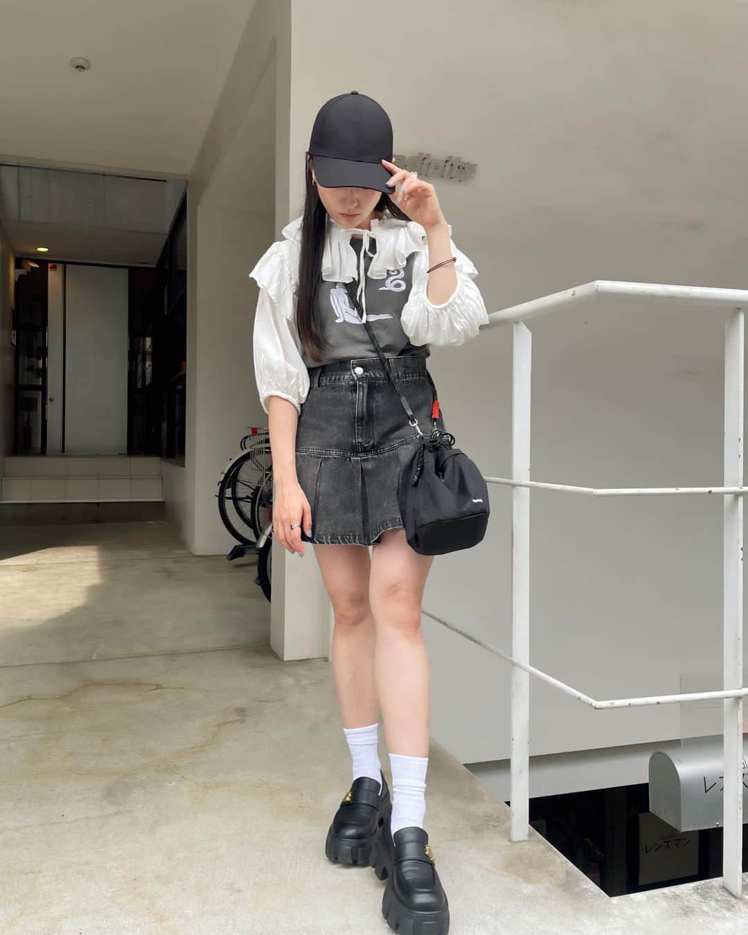みこのインスタグラム：「最近ハマっているcap style〜🖤🩶  ランニング用にH&Mで買ったものだけど、普段もいっぱい被っちゃってる😂  そして！！ロストしていたバゲージが昨日やっと帰ってきたんです…！！📦😭うれしい〜  バゲージに入れていたお気に入りの @jumelle_jp ローファーを中心にコーデを組んでみました。  トレンドの厚底ローファーかわいい…。。  ちなみに今日はGFCの新作撮影でした！✶  また新しい扉が開く可愛い撮影になったから公開が楽しみ🥹」