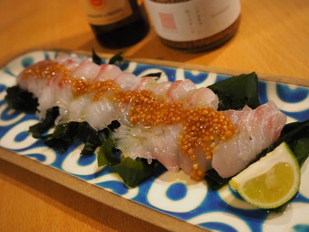 加藤るみさんのインスタグラム写真 - (加藤るみInstagram)「【釣り飯】  釣って、捌いて、食べる。  そもそもわたしは魚を食べることが大好きで🐟 (魚は毎日食べても飽きない😂)  父が色んな魚を釣っていたので、小さい頃からやたら魚に詳しかったのがわたしの自慢というかw 小学校では魚図鑑ばかり読んでいました📙  大きくなって、釣る楽しさはもちろん、 釣った魚を捌いてどう食べたらおいしいかなぁ？って考える時間が幸せ🤤 内臓の卵や白子、アラも出汁として、魚はまるごと美味しい。  まさに、釣り人の特権ですね🫢  最近釣った魚たちをまとめました📸  ✔︎鳴門マダイのカルパッチョ  鳴門のワカメにすだち、オリーブオイル。粒マスタードで。 お皿は沖縄で買ったやちむん。 この色合いが魚に合うんだよなぁ。  ✔︎アジのなめろう  脂の乗ったアジを贅沢になめろうに。 うつわは @ishii_teto_ceramics さんの。 ほんとに軽くて使いやすくて、ピンクの色合いもとても可愛いです✨  ✔︎アジのお刺身  和歌山・友ヶ島周辺の鬼アジは30〜50cmのアジでとにかく大きい。 アジなどイワシ、青ものは特に味が落ちるのが早いので、お寿司屋さんでもアジがおいしいお店は本物だと思いますw 締め方、ちゃんとしてるわ〜🤔と。 魚にはうるさいわたしです🤣  ✔︎スズキのお刺身  スズキ(いわゆるシーバス)は場所によるけど、 鳴門で釣ったスズキはほんっっとにおいしかった…。 一回出来心で、東京のシーバスを食べたことがあるけど、石油の味がしたもんねw(場所的に食べる人はほぼいないと思う)  ✔︎鳴門マダイの炙りと刺身  脂が乗っている魚ほど、炙りは美味しい。 バーナーは年中使うので、ガス缶は夏でもストックしてありますw  ✔︎明石タコのお刺身  明石のタコは旨みが凝縮されていて、食感も段違いにおいしかった。 こんなんなんぼあってもいいですからねぇ…👀 タコは冷凍も効くしね🐙  ✔︎鳥取のシロイカお造り  シロイカは鳥取の甘いお醤油がめちゃくちゃ合う。 イカ大国だから、醤油もイカに合うように作られているんだとか。 イカ釣りは釣りの中でも特に好きな釣りだから、 シーズン中にまた行きたいなあ🦑  釣りアカウントもやっているので、ぜひそちらも覗いて見て下さい🙋🏻‍♀️  @rumifishing   #釣り飯  #釣り  #釣り人 #魚料理 #魚好き #うつわ好き」6月27日 21時43分 - rumicinema