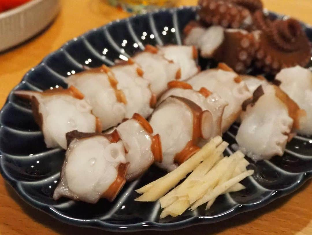 加藤るみさんのインスタグラム写真 - (加藤るみInstagram)「【釣り飯】  釣って、捌いて、食べる。  そもそもわたしは魚を食べることが大好きで🐟 (魚は毎日食べても飽きない😂)  父が色んな魚を釣っていたので、小さい頃からやたら魚に詳しかったのがわたしの自慢というかw 小学校では魚図鑑ばかり読んでいました📙  大きくなって、釣る楽しさはもちろん、 釣った魚を捌いてどう食べたらおいしいかなぁ？って考える時間が幸せ🤤 内臓の卵や白子、アラも出汁として、魚はまるごと美味しい。  まさに、釣り人の特権ですね🫢  最近釣った魚たちをまとめました📸  ✔︎鳴門マダイのカルパッチョ  鳴門のワカメにすだち、オリーブオイル。粒マスタードで。 お皿は沖縄で買ったやちむん。 この色合いが魚に合うんだよなぁ。  ✔︎アジのなめろう  脂の乗ったアジを贅沢になめろうに。 うつわは @ishii_teto_ceramics さんの。 ほんとに軽くて使いやすくて、ピンクの色合いもとても可愛いです✨  ✔︎アジのお刺身  和歌山・友ヶ島周辺の鬼アジは30〜50cmのアジでとにかく大きい。 アジなどイワシ、青ものは特に味が落ちるのが早いので、お寿司屋さんでもアジがおいしいお店は本物だと思いますw 締め方、ちゃんとしてるわ〜🤔と。 魚にはうるさいわたしです🤣  ✔︎スズキのお刺身  スズキ(いわゆるシーバス)は場所によるけど、 鳴門で釣ったスズキはほんっっとにおいしかった…。 一回出来心で、東京のシーバスを食べたことがあるけど、石油の味がしたもんねw(場所的に食べる人はほぼいないと思う)  ✔︎鳴門マダイの炙りと刺身  脂が乗っている魚ほど、炙りは美味しい。 バーナーは年中使うので、ガス缶は夏でもストックしてありますw  ✔︎明石タコのお刺身  明石のタコは旨みが凝縮されていて、食感も段違いにおいしかった。 こんなんなんぼあってもいいですからねぇ…👀 タコは冷凍も効くしね🐙  ✔︎鳥取のシロイカお造り  シロイカは鳥取の甘いお醤油がめちゃくちゃ合う。 イカ大国だから、醤油もイカに合うように作られているんだとか。 イカ釣りは釣りの中でも特に好きな釣りだから、 シーズン中にまた行きたいなあ🦑  釣りアカウントもやっているので、ぜひそちらも覗いて見て下さい🙋🏻‍♀️  @rumifishing   #釣り飯  #釣り  #釣り人 #魚料理 #魚好き #うつわ好き」6月27日 21時43分 - rumicinema