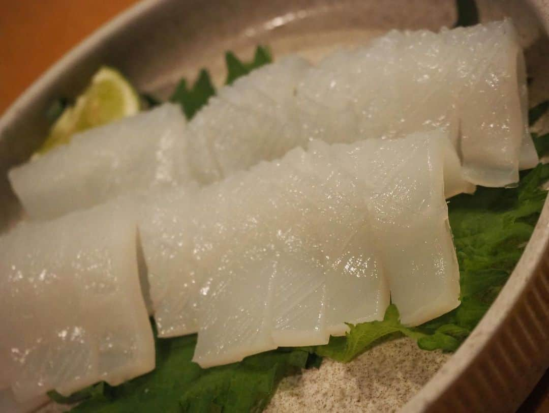 加藤るみさんのインスタグラム写真 - (加藤るみInstagram)「【釣り飯】  釣って、捌いて、食べる。  そもそもわたしは魚を食べることが大好きで🐟 (魚は毎日食べても飽きない😂)  父が色んな魚を釣っていたので、小さい頃からやたら魚に詳しかったのがわたしの自慢というかw 小学校では魚図鑑ばかり読んでいました📙  大きくなって、釣る楽しさはもちろん、 釣った魚を捌いてどう食べたらおいしいかなぁ？って考える時間が幸せ🤤 内臓の卵や白子、アラも出汁として、魚はまるごと美味しい。  まさに、釣り人の特権ですね🫢  最近釣った魚たちをまとめました📸  ✔︎鳴門マダイのカルパッチョ  鳴門のワカメにすだち、オリーブオイル。粒マスタードで。 お皿は沖縄で買ったやちむん。 この色合いが魚に合うんだよなぁ。  ✔︎アジのなめろう  脂の乗ったアジを贅沢になめろうに。 うつわは @ishii_teto_ceramics さんの。 ほんとに軽くて使いやすくて、ピンクの色合いもとても可愛いです✨  ✔︎アジのお刺身  和歌山・友ヶ島周辺の鬼アジは30〜50cmのアジでとにかく大きい。 アジなどイワシ、青ものは特に味が落ちるのが早いので、お寿司屋さんでもアジがおいしいお店は本物だと思いますw 締め方、ちゃんとしてるわ〜🤔と。 魚にはうるさいわたしです🤣  ✔︎スズキのお刺身  スズキ(いわゆるシーバス)は場所によるけど、 鳴門で釣ったスズキはほんっっとにおいしかった…。 一回出来心で、東京のシーバスを食べたことがあるけど、石油の味がしたもんねw(場所的に食べる人はほぼいないと思う)  ✔︎鳴門マダイの炙りと刺身  脂が乗っている魚ほど、炙りは美味しい。 バーナーは年中使うので、ガス缶は夏でもストックしてありますw  ✔︎明石タコのお刺身  明石のタコは旨みが凝縮されていて、食感も段違いにおいしかった。 こんなんなんぼあってもいいですからねぇ…👀 タコは冷凍も効くしね🐙  ✔︎鳥取のシロイカお造り  シロイカは鳥取の甘いお醤油がめちゃくちゃ合う。 イカ大国だから、醤油もイカに合うように作られているんだとか。 イカ釣りは釣りの中でも特に好きな釣りだから、 シーズン中にまた行きたいなあ🦑  釣りアカウントもやっているので、ぜひそちらも覗いて見て下さい🙋🏻‍♀️  @rumifishing   #釣り飯  #釣り  #釣り人 #魚料理 #魚好き #うつわ好き」6月27日 21時43分 - rumicinema