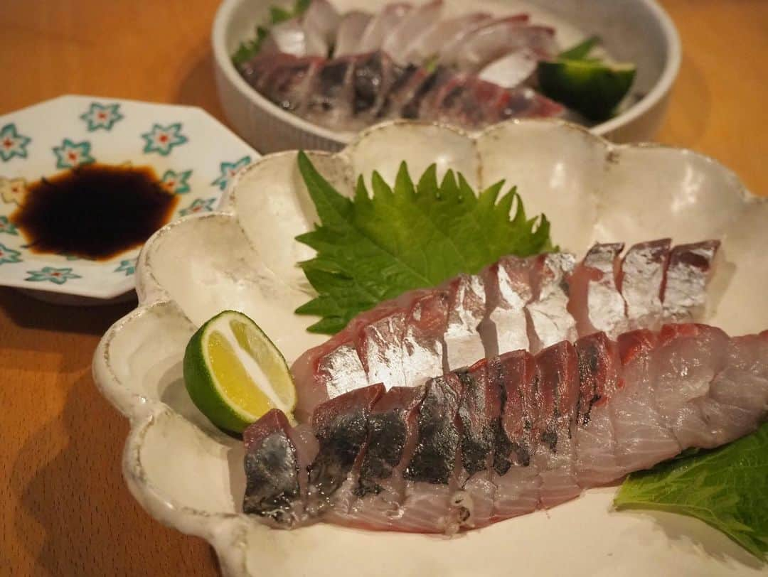 加藤るみさんのインスタグラム写真 - (加藤るみInstagram)「【釣り飯】  釣って、捌いて、食べる。  そもそもわたしは魚を食べることが大好きで🐟 (魚は毎日食べても飽きない😂)  父が色んな魚を釣っていたので、小さい頃からやたら魚に詳しかったのがわたしの自慢というかw 小学校では魚図鑑ばかり読んでいました📙  大きくなって、釣る楽しさはもちろん、 釣った魚を捌いてどう食べたらおいしいかなぁ？って考える時間が幸せ🤤 内臓の卵や白子、アラも出汁として、魚はまるごと美味しい。  まさに、釣り人の特権ですね🫢  最近釣った魚たちをまとめました📸  ✔︎鳴門マダイのカルパッチョ  鳴門のワカメにすだち、オリーブオイル。粒マスタードで。 お皿は沖縄で買ったやちむん。 この色合いが魚に合うんだよなぁ。  ✔︎アジのなめろう  脂の乗ったアジを贅沢になめろうに。 うつわは @ishii_teto_ceramics さんの。 ほんとに軽くて使いやすくて、ピンクの色合いもとても可愛いです✨  ✔︎アジのお刺身  和歌山・友ヶ島周辺の鬼アジは30〜50cmのアジでとにかく大きい。 アジなどイワシ、青ものは特に味が落ちるのが早いので、お寿司屋さんでもアジがおいしいお店は本物だと思いますw 締め方、ちゃんとしてるわ〜🤔と。 魚にはうるさいわたしです🤣  ✔︎スズキのお刺身  スズキ(いわゆるシーバス)は場所によるけど、 鳴門で釣ったスズキはほんっっとにおいしかった…。 一回出来心で、東京のシーバスを食べたことがあるけど、石油の味がしたもんねw(場所的に食べる人はほぼいないと思う)  ✔︎鳴門マダイの炙りと刺身  脂が乗っている魚ほど、炙りは美味しい。 バーナーは年中使うので、ガス缶は夏でもストックしてありますw  ✔︎明石タコのお刺身  明石のタコは旨みが凝縮されていて、食感も段違いにおいしかった。 こんなんなんぼあってもいいですからねぇ…👀 タコは冷凍も効くしね🐙  ✔︎鳥取のシロイカお造り  シロイカは鳥取の甘いお醤油がめちゃくちゃ合う。 イカ大国だから、醤油もイカに合うように作られているんだとか。 イカ釣りは釣りの中でも特に好きな釣りだから、 シーズン中にまた行きたいなあ🦑  釣りアカウントもやっているので、ぜひそちらも覗いて見て下さい🙋🏻‍♀️  @rumifishing   #釣り飯  #釣り  #釣り人 #魚料理 #魚好き #うつわ好き」6月27日 21時43分 - rumicinema