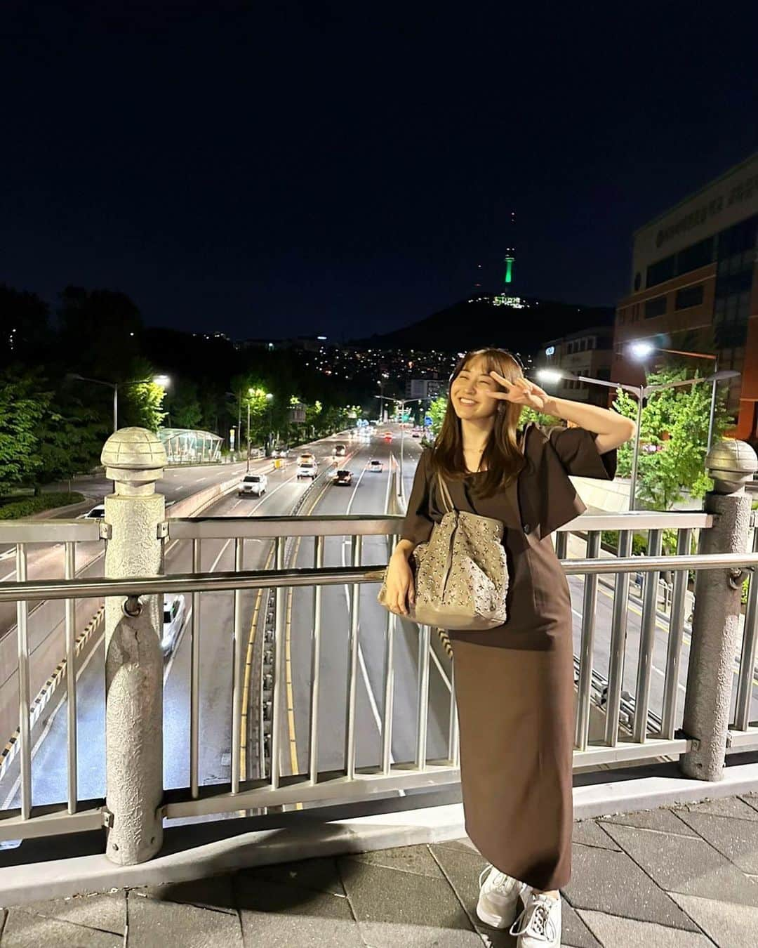 袴田彩会のインスタグラム：「梨泰院🫶 後ろにはソウルタワー✨ はやくまた韓国行きたいなぁ🤍  ロケのOFF SHOT📷  #ソウル #梨泰院 #이태원  #ツアーウェーブ #笑うと目がなくなる」