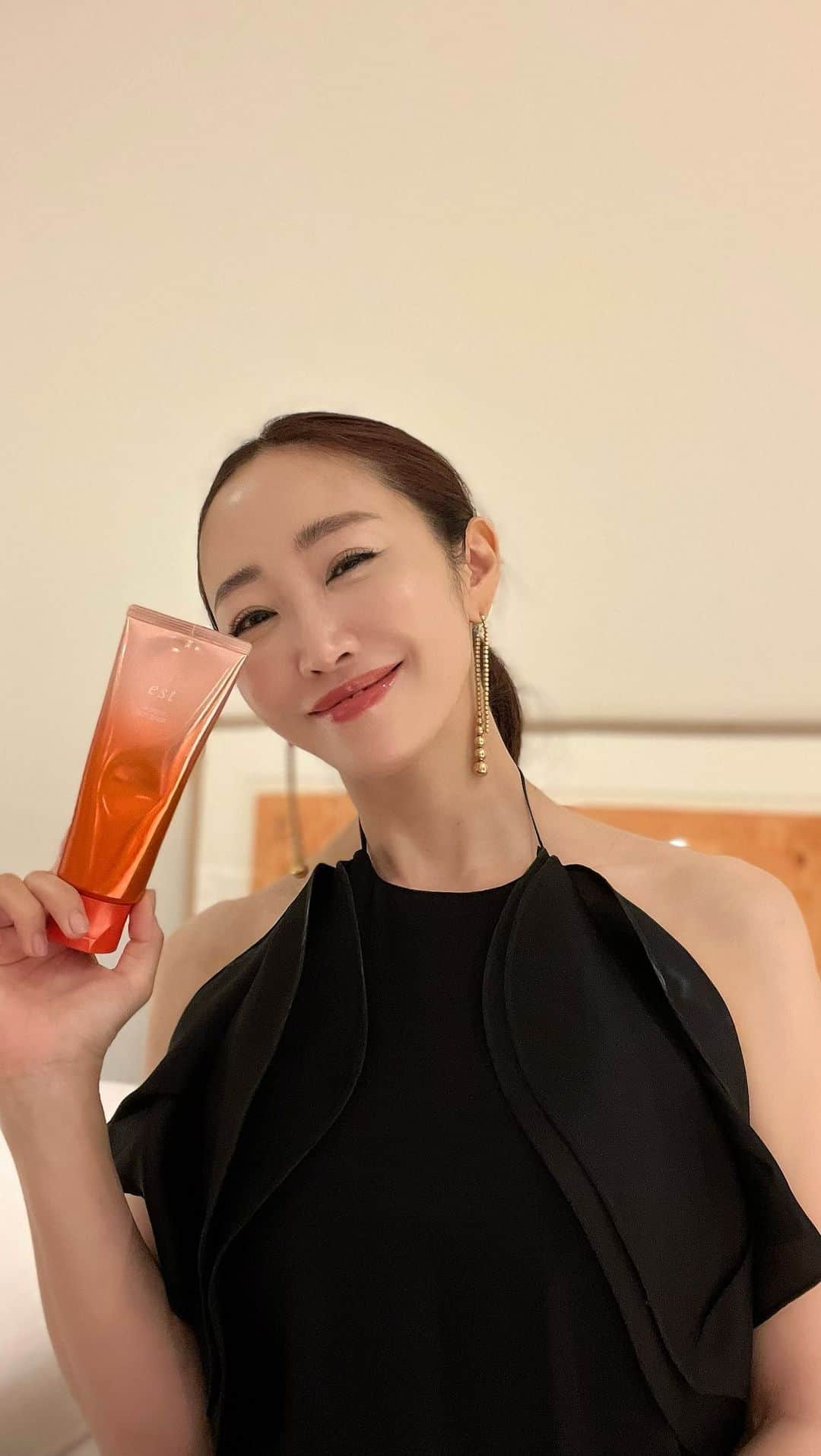 神崎恵のインスタグラム：「・ 体の肌のエイジングケア。 40代に入った頃から、 保湿だけではなく、エイジングケアも始めました。 体も顔も同じお肌。 むちっと満ちるようなハリ感やもっちりなめらかな質感、もちろん潤いも、育て続けたいなとケアを取り入れています。 ベスコスを多数受賞した、 エスト　インテンシブ　ボディセラム をご紹介しています。 たくさんのコメントをありがとうございました。  @est_jp   #megumisbeautychannel  #タイアップ #エスト #インテンシブボディセラム #エスト腕活ノースリー部」