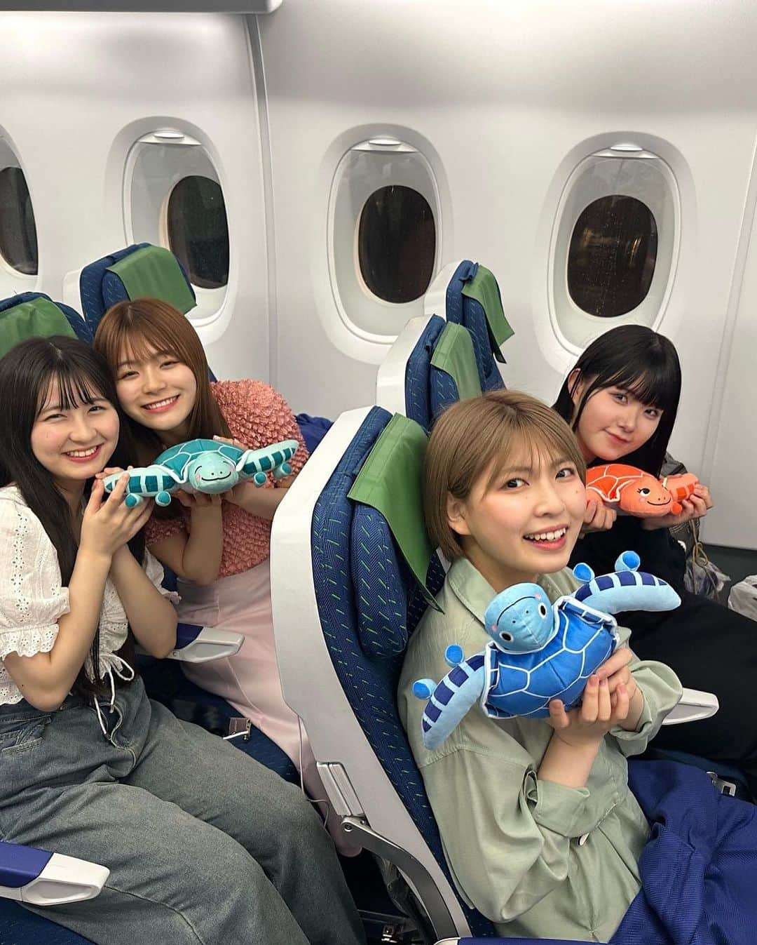 清司麗菜さんのインスタグラム写真 - (清司麗菜Instagram)「フライングホヌのカウチシート✈️  飛行機で横になれる日が来るなんて…！！しっかり熟睡できました🛌  二人でも寝れちゃうシートなのでファミリーやカップルにも おすすめ👩‍❤️‍👩  そんなANAさんのフライングホヌで向かった場所はHAWAII〜🌺  先日TBSさんで放送されたご褒美ハワイロケの様子はTVerで無料配信中です👀  ▷ https://tver.jp/episodes/ep0uluuhao?utm_campaign=ep0uluuhao&utm_medium=web_lp&tkn=ed178aff-b9e9-4703-861f-c6f53dcb56bb  #akb48グループ歌唱力no1決定戦 #ハワイ旅行#NGT48#STU48 #allnipponairways#A380#フライングホヌ#FLYINGHONU #カウチシート#ANACOUCHii」6月27日 21時44分 - seiji_0007