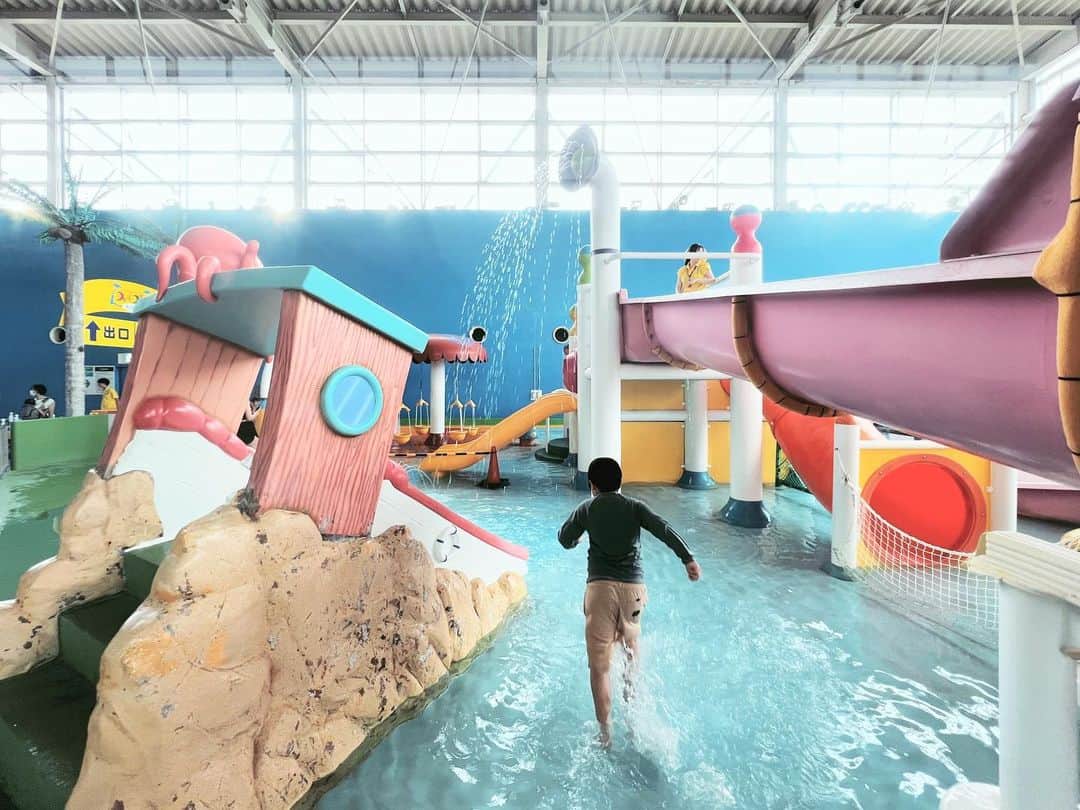 きなこのインスタグラム：「雨の週末。友達とスパプーへ！ キッズエリアもあるけど、流れるプールが気に入って延々とぐるぐるしてた😊🌀  息子との母子プールはいつも水着を下に着せて行ったり、ポップアップテントを使ってプールサイドで着替えさせているのですが、スパプーは更衣室の通過が必須で、今回初めて子どもたちだけでの男子更衣室チャレンジでした😳  迷路のように広いスパプーの更衣室。更衣室内にあるエレベーターに乗って直接プールがある階へ移動する難易度高めシステムに心配だらけだったけど、男子2人で協力し合って行きも帰りも無事ミッションクリア！初めての場所なのによく頑張った👏  体は大きくなっても成長の速度や性格は子どもそれぞれだし、低学年だと男の子でも色々と不安で。プールに家族更衣室があると嬉しいなぁとずっと思ってます🙏」