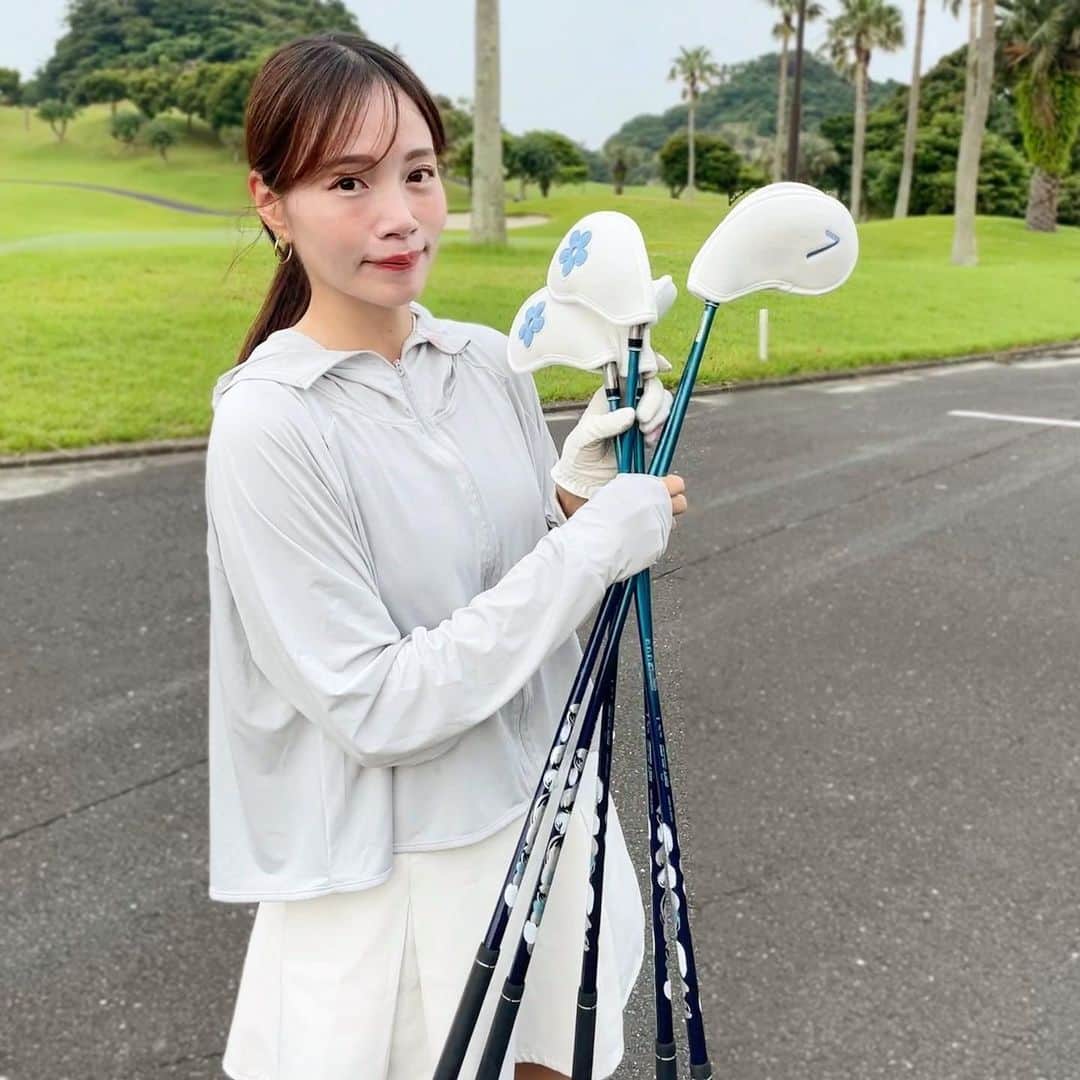 古田ちさこのインスタグラム：「✿  #アイアンカバー ˖  今まで何もつけてなかったのですがちょこちょこ旅行ゴルフも行くし大事に使いたいのでつけてみたよ⸝⋆  韓国ブランドの @dimplegolf 🇰🇷 🌐 http://dimplegolf-jp.com 🩵  シャフトに合わせてブルーのお花にしました🫐 分厚くってしっかりカバーしてくれてる感じ !  届いた時のラッピングも可愛かったのでギフトにも良さそうです 🫶  上手そうに見えなくていいので格好良いよりこの脱力した可愛さが好き。笑 ❥❥❥  この日アイアン悪くなくてショートでベタピンもとれちゃって滅多にないことなのではしゃぎました〜👻痛💥  #dimplegolf #ironcover #ironcovers #ゼクシオ #xxio」