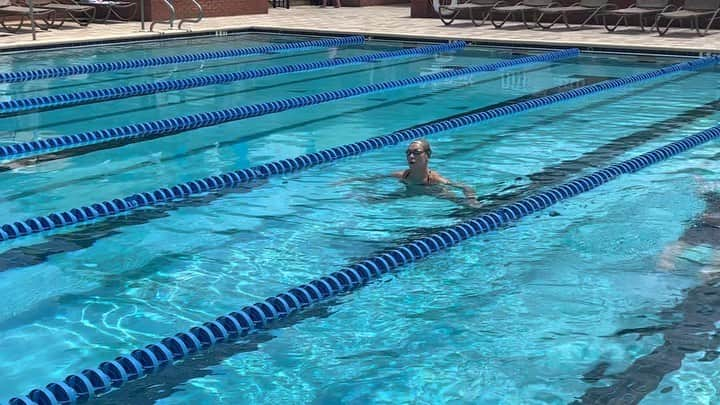 Julieのインスタグラム：「It’s been 8 months since my last swim meet, and I’ve only swam a handful of times since. I thought I’d work on some starts and mid-pool sprints to get back in gear for an upcoming meet! . . . #swimmer #summerjulep #swimming #swim #swimlife #swimmerslife #goswimming #swimmersofinstagram #instaswim #instaswimming #mastersswimming #instaswimmer #usaswimming #swimtraining #swimpractice」