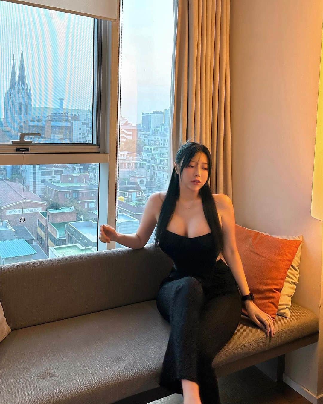 Choi Somiのインスタグラム：「⠀⠀⠀⠀  #글랜더 #glander  보통 피드 하나로 다 올리는데 사진들이 하나같이 예뻐서 한 장도 포기할 수 없어! 한 번 더🖤」