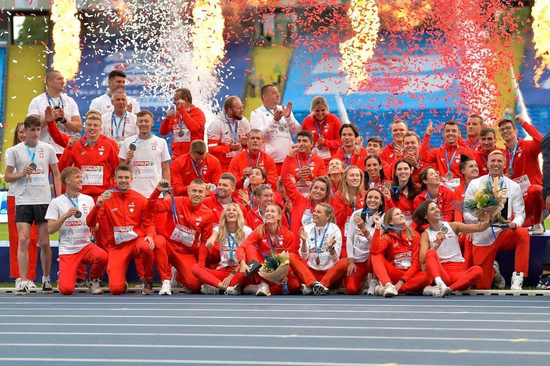 アンナ・キールバシンスカのインスタグラム：「Srebrna Polska na DME @europeangames2023 🤍❤️🇵🇱 + miłe spotkania ☺️  Fot. @fot.pawelskraba &  @mateusz_bialczyk_fotografia  [reklama]  @pkn.orlen  @miasto_sopot  @cwz_sport  @newbalancerunning」