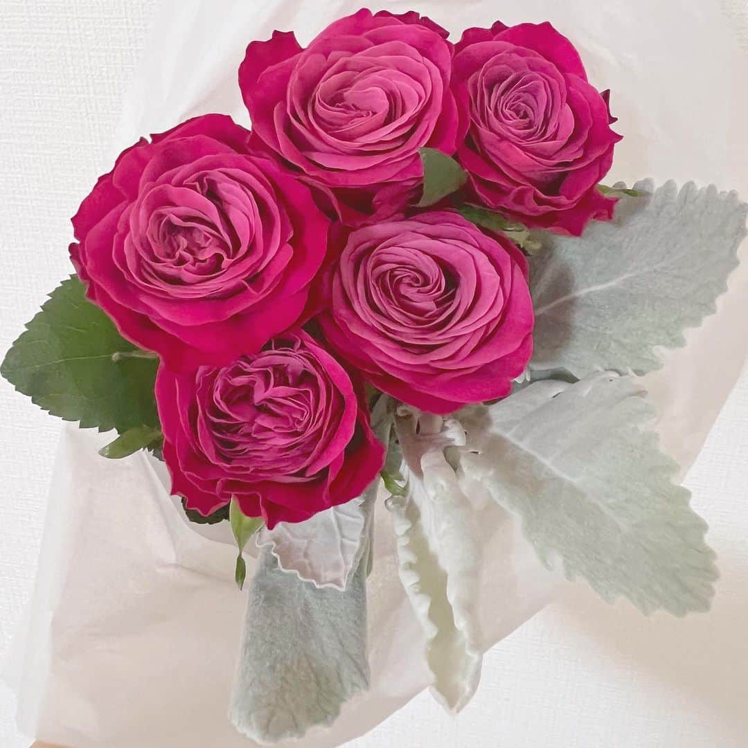 細田海友さんのインスタグラム写真 - (細田海友Instagram)「月に一度のお花の定期便💐 @moafura_official   今月のお花は濃淡のグラデーションが魅力的な プライムチャームとダスティーミラー💓💖💗  ここ最近身につけたいものもピンクな気分だったから ピンク色のバラが届いたのが嬉しいぃぃぃ🥰💕💕💕  #moafura #モアフラ#お花の定期便#お花のある暮らし#花束#バラ花束#バラ定期便 #バラサブスク #バラギフト#お花#Flowe#お花好きな人と繋がりたい」6月27日 21時52分 - miyuu_bigbaby