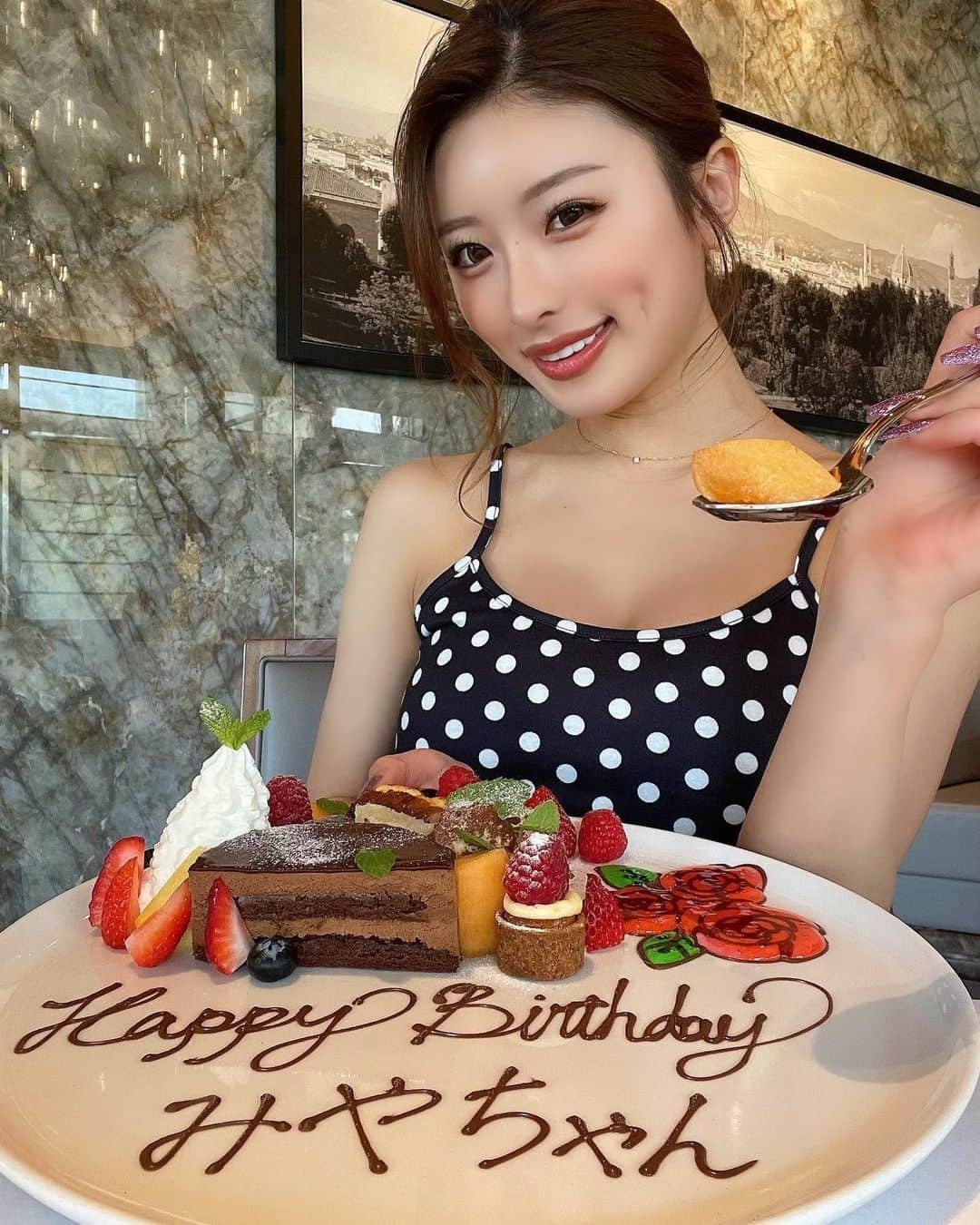 MIYABIのインスタグラム：「一口ほしいっ？🍈💛  birthdayウィーク幸せすぎたぁ🥹  皆んなにもお裾分け🫶  #cyberjapandancers  #サイバージャパンダンサーズ  #ミヤビーム  #バースデープレート  #表参道ランチ」