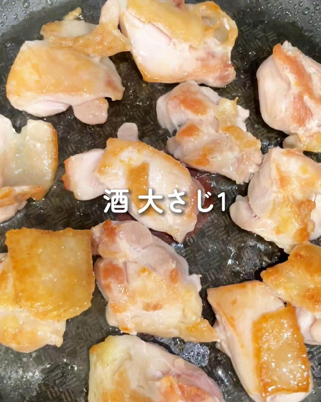 伊賀るり子さんのインスタグラム写真 - (伊賀るり子Instagram)「低糖質レシピは @ruriscooking  【爽やか！鶏肉の大葉炒め】 じめじめ暑い日が続くこの時期は、大葉料理が一層おいしく感じる🌿鶏肉の大葉炒めはサッパリさわやかな味で、夏のメインおかずにぴったりですよ☺️  材料（2人分） 鶏もも肉　320g 大葉 10枚 塩　ひとつまみ 酒　大さじ1 めんつゆ　大さじ1（2倍濃縮）  1.一口大に切った鶏もも肉に塩を振り、油を引いたフライパンで皮目に焼き色をつける 2.裏返したら酒大さじ1を加えて蓋をして蒸し焼きにする 3.めんつゆを加えて混ぜ、細切りにした大葉を加えてざっと合えたら完成！  ＼食べて痩せる／ 週末外食しても158cm44kgキープ！ 料理研究家の低糖質おうちごはんレシピ @ruriscooking   #大葉レシピ  #紫蘇レシピ #鶏肉レシピ #鶏もも肉レシピ #簡単レシピ #節約レシピ #時短レシピ #めんつゆ #おつまみレシピ #ダイエットレシピ #低糖質レシピ #糖質制限レシピ #つくりおき #つくりおきレシピ #野菜料理レシピ」6月27日 21時52分 - ruriscooking