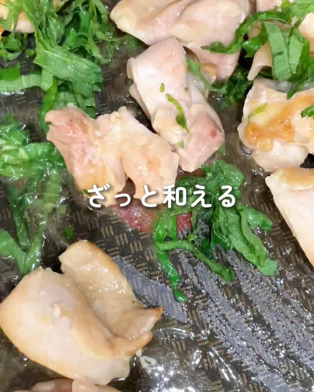 伊賀るり子さんのインスタグラム写真 - (伊賀るり子Instagram)「低糖質レシピは @ruriscooking  【爽やか！鶏肉の大葉炒め】 じめじめ暑い日が続くこの時期は、大葉料理が一層おいしく感じる🌿鶏肉の大葉炒めはサッパリさわやかな味で、夏のメインおかずにぴったりですよ☺️  材料（2人分） 鶏もも肉　320g 大葉 10枚 塩　ひとつまみ 酒　大さじ1 めんつゆ　大さじ1（2倍濃縮）  1.一口大に切った鶏もも肉に塩を振り、油を引いたフライパンで皮目に焼き色をつける 2.裏返したら酒大さじ1を加えて蓋をして蒸し焼きにする 3.めんつゆを加えて混ぜ、細切りにした大葉を加えてざっと合えたら完成！  ＼食べて痩せる／ 週末外食しても158cm44kgキープ！ 料理研究家の低糖質おうちごはんレシピ @ruriscooking   #大葉レシピ  #紫蘇レシピ #鶏肉レシピ #鶏もも肉レシピ #簡単レシピ #節約レシピ #時短レシピ #めんつゆ #おつまみレシピ #ダイエットレシピ #低糖質レシピ #糖質制限レシピ #つくりおき #つくりおきレシピ #野菜料理レシピ」6月27日 21時52分 - ruriscooking