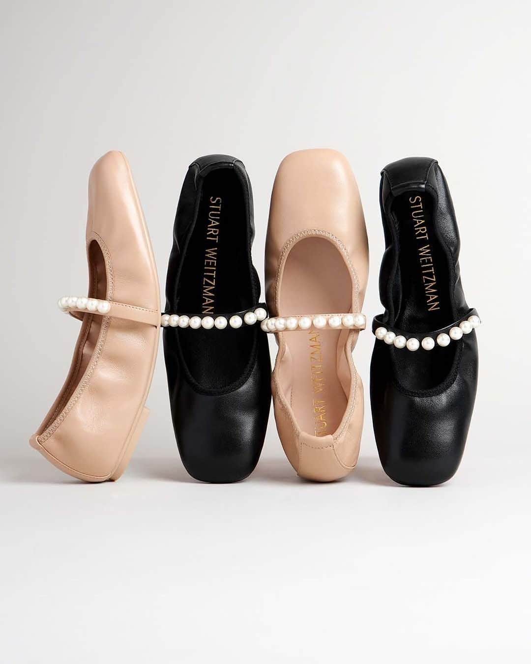 スチュアートワイツマンさんのインスタグラム写真 - (スチュアートワイツマンInstagram)「A Stuart Weitzman spin on the ballet flat trend: The GOLDIE BALLET FLAT is crafted from supple leather with pearl embellishments by our artisans in Spain. Now available in adobe beige or black lacquered nappa leather on stuartweitzman.com.​  #StuartWeitzman #GOLDIE」6月27日 21時52分 - stuartweitzman