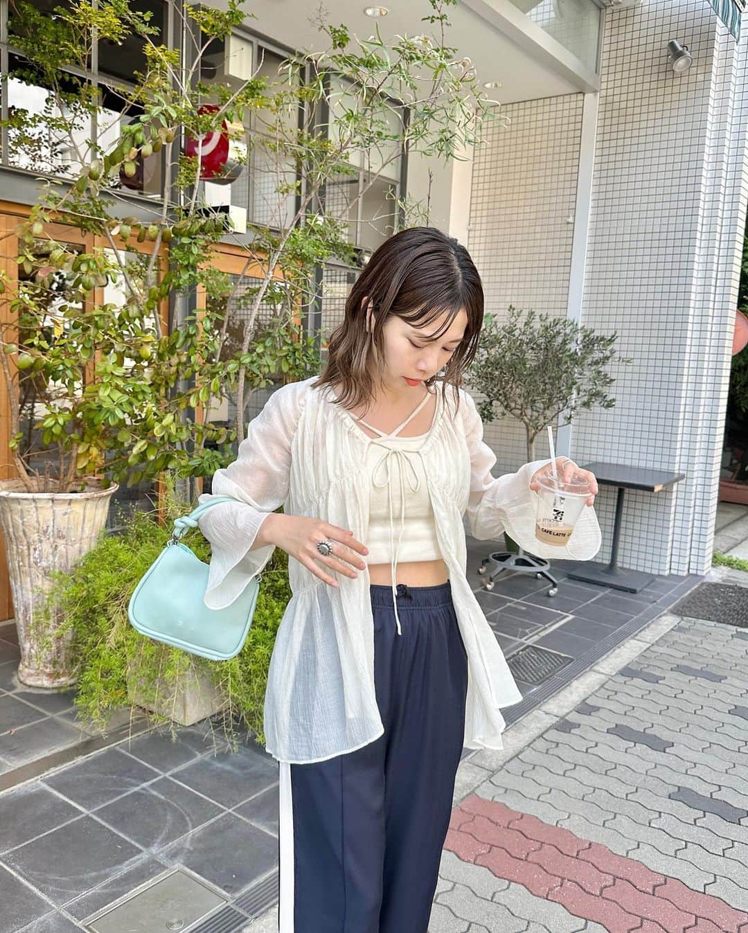 katomari. カトマリのインスタグラム：「ジャージパンツの着こなしで おすすめNo.1はやっぱりブラウス合わせ♡ そして肌見せ必須です✨  このスタイリングお気に入り🫶🏻 ブラウスは入荷済み、 パンツは今週末店頭入荷です😚 私はネイビーを買う💙  #Kastane #Kastane_pants  #夏コーデ #夏服コーデ #トレンドコーデ  #ミディアムボブ #ミディアムヘア #ミディアムヘアアレンジ  #パーマ風巻き髪 #高身長コーデ #高身長女子 #骨格ナチュラル  #カスタネ #30代コーデ #アラサーコーデ #ブラウスコーデ #ブラウスシャツ  #ブラウス #ラインパンツ #パンツコーデ」