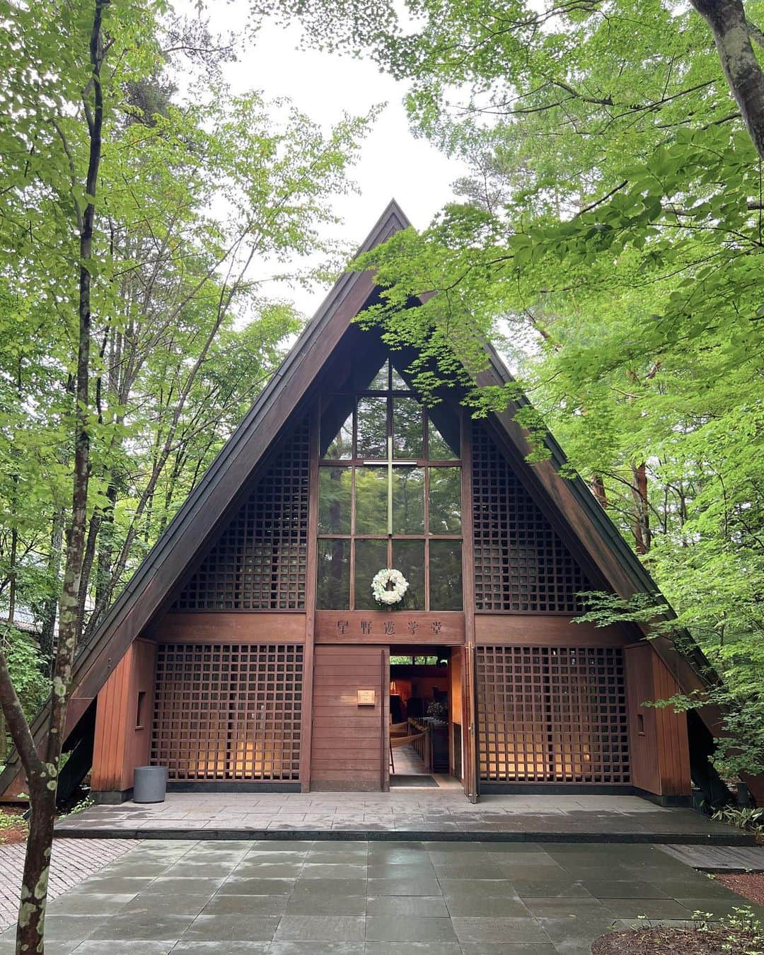 にたまごさんのインスタグラム写真 - (にたまごInstagram)「軽井沢の旅🌳🍃🌵 ⁡ 初めて軽井沢に遊びに来たんだけど、 びっくりするぐらい近くに集まってて 観光しやすかった〜😳👏🏻 ⁡ 避暑地すぎてまだ寒いから、 上着必須だった！☃️❄️ ⁡ ⁡ ⁡ ⛪️軽井沢 高原教会 ☂️ハルニレテラス 🏛軽井沢 安東美術館 ⁡ ⁡ ⁡ ⁡ ⁡ ⁡ ⁡ #軽井沢 #軽井沢旅行  #軽井沢高原教会 #ハルニレテラス  #軽井沢安東美術館 #軽井沢グルメ」6月27日 21時58分 - __nitamago__