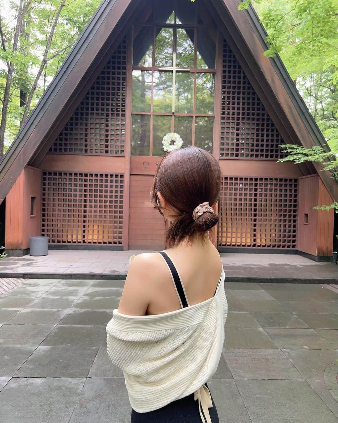 にたまごさんのインスタグラム写真 - (にたまごInstagram)「軽井沢の旅🌳🍃🌵 ⁡ 初めて軽井沢に遊びに来たんだけど、 びっくりするぐらい近くに集まってて 観光しやすかった〜😳👏🏻 ⁡ 避暑地すぎてまだ寒いから、 上着必須だった！☃️❄️ ⁡ ⁡ ⁡ ⛪️軽井沢 高原教会 ☂️ハルニレテラス 🏛軽井沢 安東美術館 ⁡ ⁡ ⁡ ⁡ ⁡ ⁡ ⁡ #軽井沢 #軽井沢旅行  #軽井沢高原教会 #ハルニレテラス  #軽井沢安東美術館 #軽井沢グルメ」6月27日 21時58分 - __nitamago__