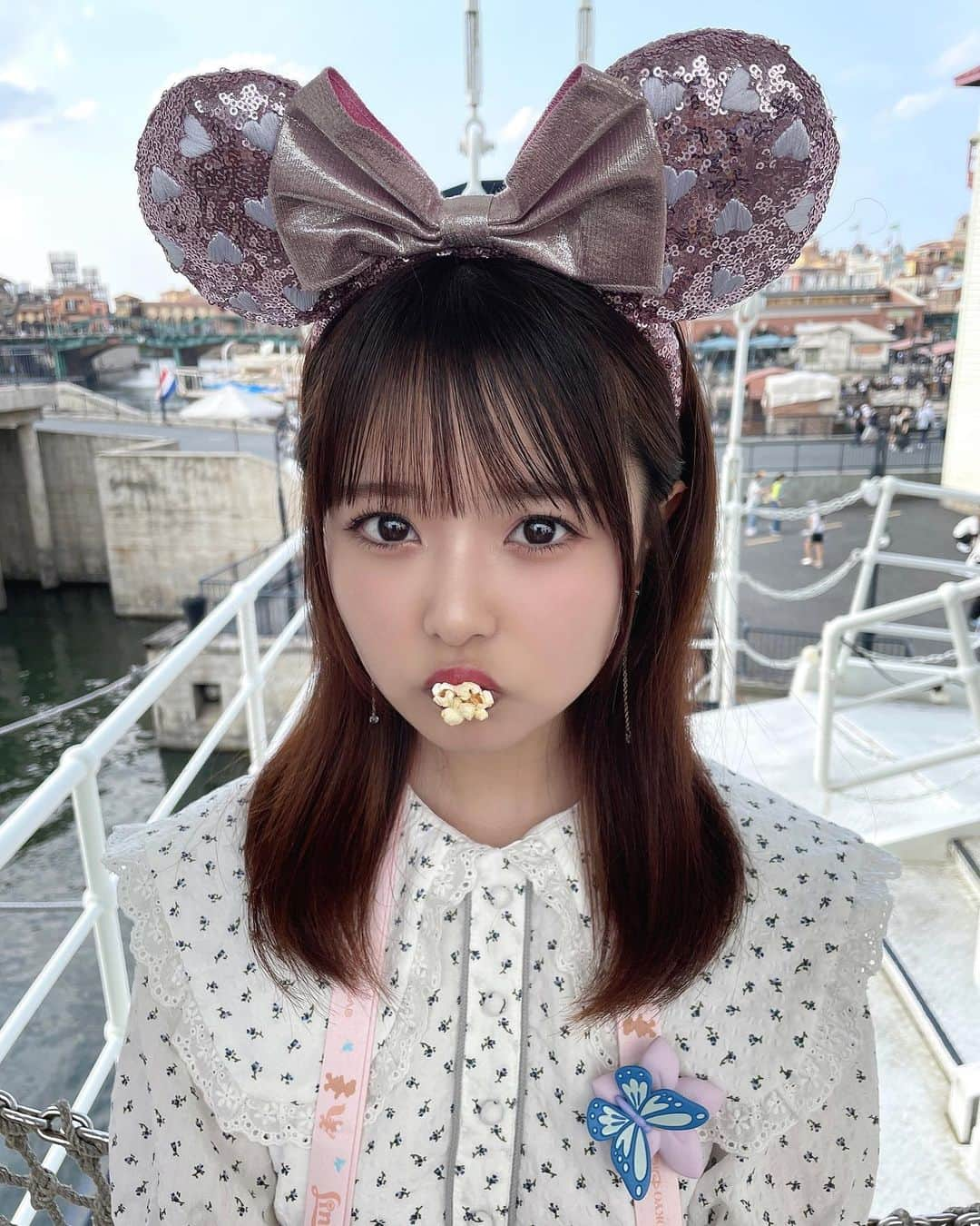 久保田沙矢香のインスタグラム：「ポップコーンだいすき🍿♡  #東京ディズニーシー #ディズニーシー #ディズニー #ディズニーカチューシャ #ディズニーコーデ #ディズニー写真 #ディズニーフード #ポップコーン #ポップコーンバケット #リーナベル #ミニーちゃん #ミニーコーデ #ミニーマウス #ミニーカチューシャ #tokyodisneysea #disneysea #夏コーデ #夏服コーデ #ワンピース #花柄ワンピース #evelyn」