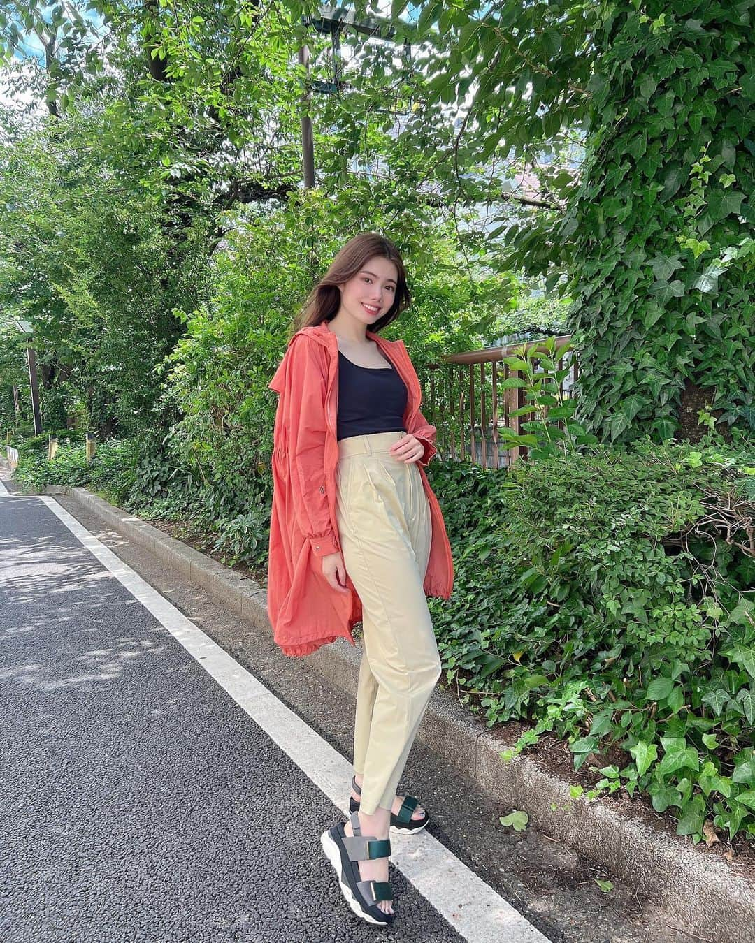 波田妃奈さんのインスタグラム写真 - (波田妃奈Instagram)「香港マカオ旅行記は一旦お休みして…😂  最近お気に入りの @descente_jp コーデ🍎  シルエットが綺麗で軽くて涼しいレインコートと ストレッチの効いた機能性抜群パンツ🍋  最近はおしゃれなだけじゃなく 着心地の良いモノを身につけて 身体も喜ぶ服を選ぶようにしてます😌  #descente #デサント #ボディメイク #フィットネス #トレーニング #ひなトレ🐥 #ダイエット #ヘルシー #モデル #エニタイム女子 #波田妃奈 #workout #bodymake #fitness #gym #healthy #japangirl #model #ootd #レインコート #休日コーデ   @descente_jp @descente_store.jp」6月27日 22時00分 - hina__fitness