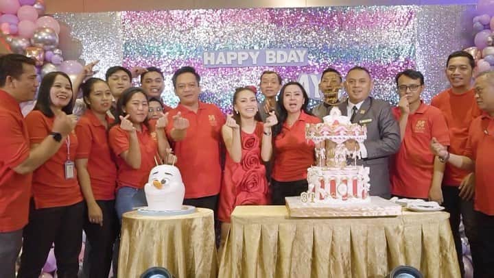 アユ・ティンティンのインスタグラム：「Terimakasih banyak untuk @sotishotelkemang sudah membantu untuk birthday surprise aku acara berjalan lancar, dan pastinya pelayanannya sangat best makanannya pun rasanya enak smua thank u pak @ferdypedi2203 & @sotishotelkemang」