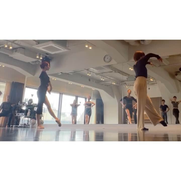 蘭舞ゆうのインスタグラム：「🩰 レッスンを習ってても教えてても 頭をフル回転できる時間大好き。 シューズが合っていないせいか 人生で初めてシューズで足の裏が マメだらけになって泣いた( ´Д`)y━･~~  シンデレラシューズ💎探します」