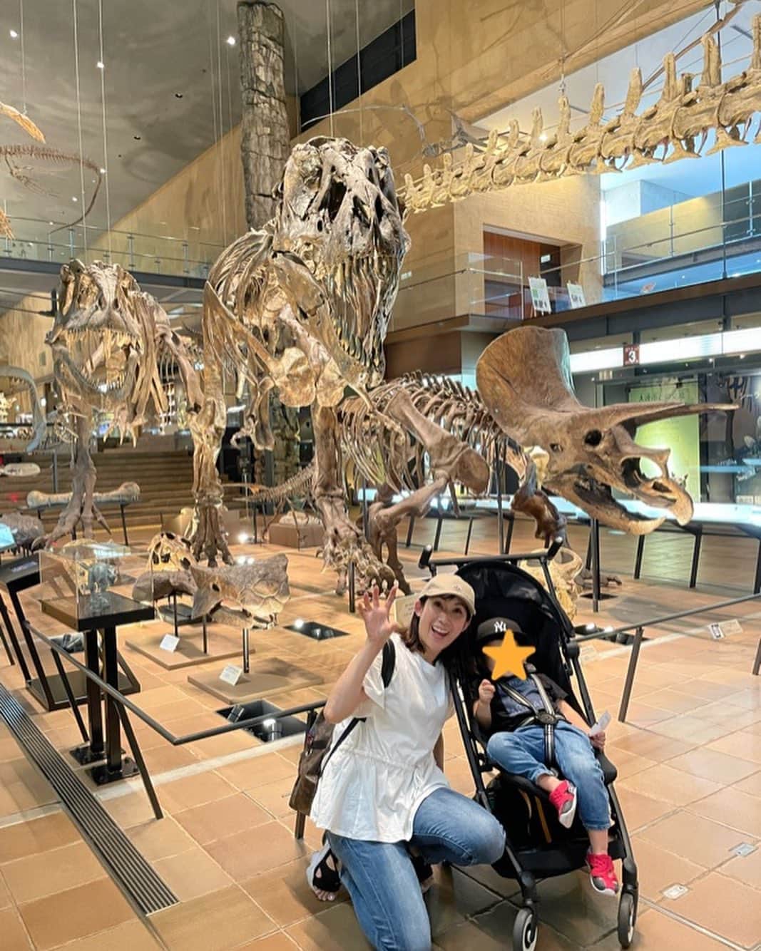 丹羽真由実さんのインスタグラム写真 - (丹羽真由実Instagram)「. 息子2歳、現在ハマっているのが恐竜🦖🦕  とゆーことで 恐竜の骨格標本が沢山あるという 『北九州市立いのちのたび博物館』に行ってきました❗️  西日本最大級の自然史・歴史博物館で 写真を見てもらうと分かると思うのですが、 今年3月に常設展が大幅にリニューアルされ、 見応え抜群！迫力ある展示の連続でした👀  中でも、「エンバイラマ館」は凄かった‼️ 中生代・白亜紀の北九州の湖畔を再現したジオラマの中で 沢山の恐竜ロボットたちがリアルに動いて鳴くんです🦕 (動画撮影🈲でした) それに解説する方のナレーションがとても上手で 聞き入ってしまいました‼️ 上映中、暗くなるのでカンペなどはなく 全て覚えていて、まさにプロの仕事でした‼️ (そういうところが気になるのは職業病かな😝)  市がこれほどの規模の博物館を持っているとは驚きです‼️ さすが北九州市‼️  北九州に嫁いだお友達とも久しぶりに会えて 楽しい北九州の旅でした🚄  小倉駅といえば… JR九州硬式野球部の特集取材で 通っていた頃を思い出します⚾️ 最後の一枚は、 当時のJR九州硬式野球部監督・野中さんとパチリ✌️ 明治大学の大先輩です⚾️  #いのちのたび博物館 #北九州 #小倉 #恐竜 #恐竜好きと繋がりたい #男の子ママ #2歳6ヶ月 #福岡旅行 #フリーアナウンサー #丹羽真由実 #やっぱり明治がナンバーワン」6月27日 22時13分 - mayumi_niwa