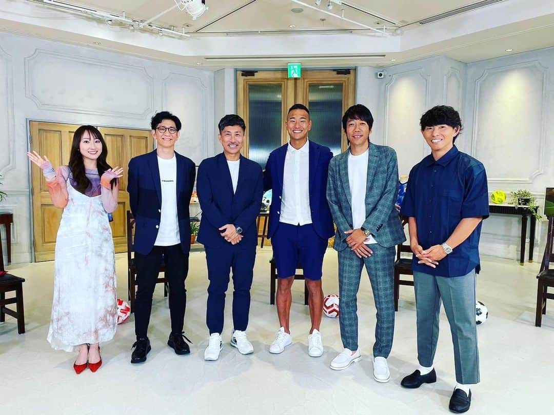 中村憲剛のインスタグラム：「: 明日6/28(水) 21:00〜OA  NHK BS1「サッカーの園～究極のワンプレー　ワントップ」に出演します‼︎  ワントップ代表として寿人とテセ、出し手として私。の3人でワントップについて語り尽くしました。  いや、語り尽くしたのはテセか(笑)。  是非ご覧ください‼︎  #サッカーの園 #ワントップ」